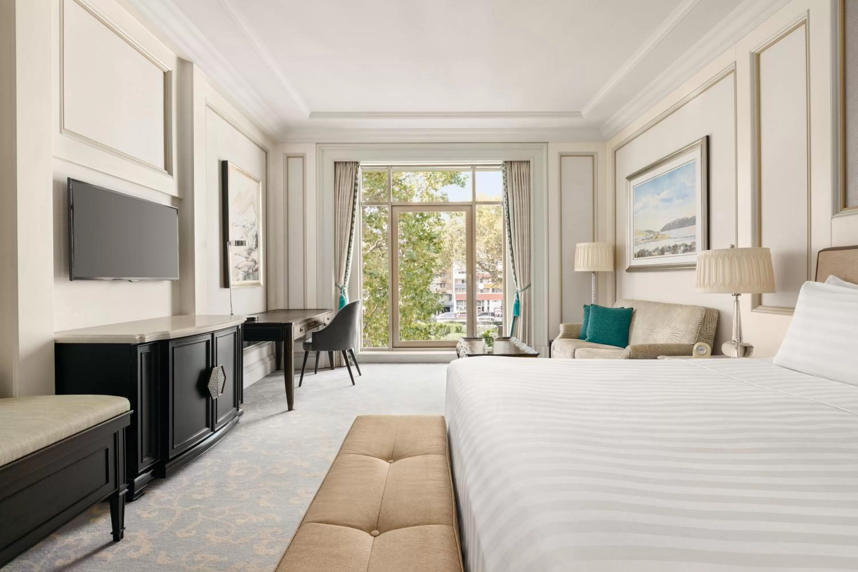 Photo of the whole room, Bed in Shangri-La Bosphorus, Istanbul