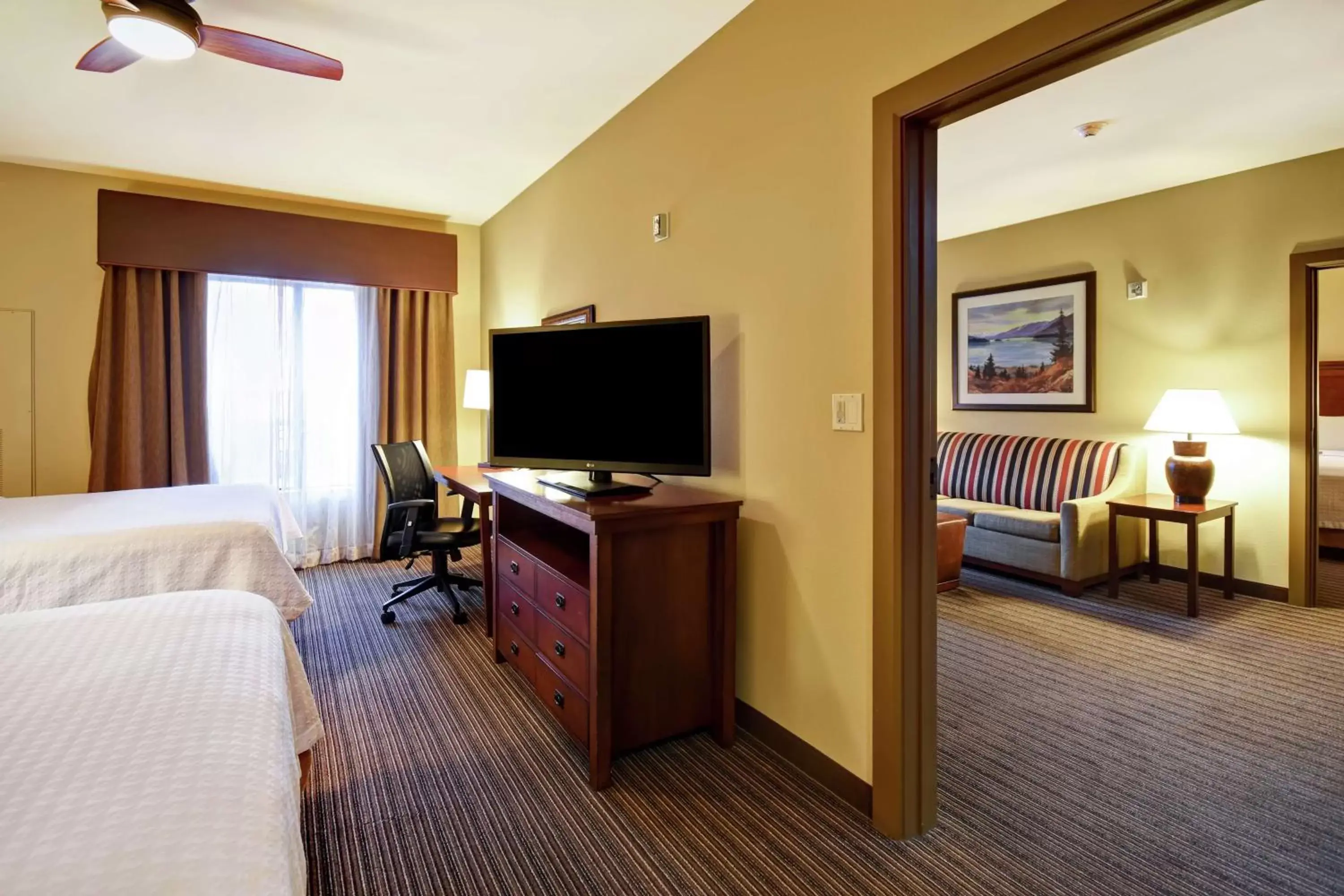 Bedroom, TV/Entertainment Center in Homewood Suites by Hilton Kalispell