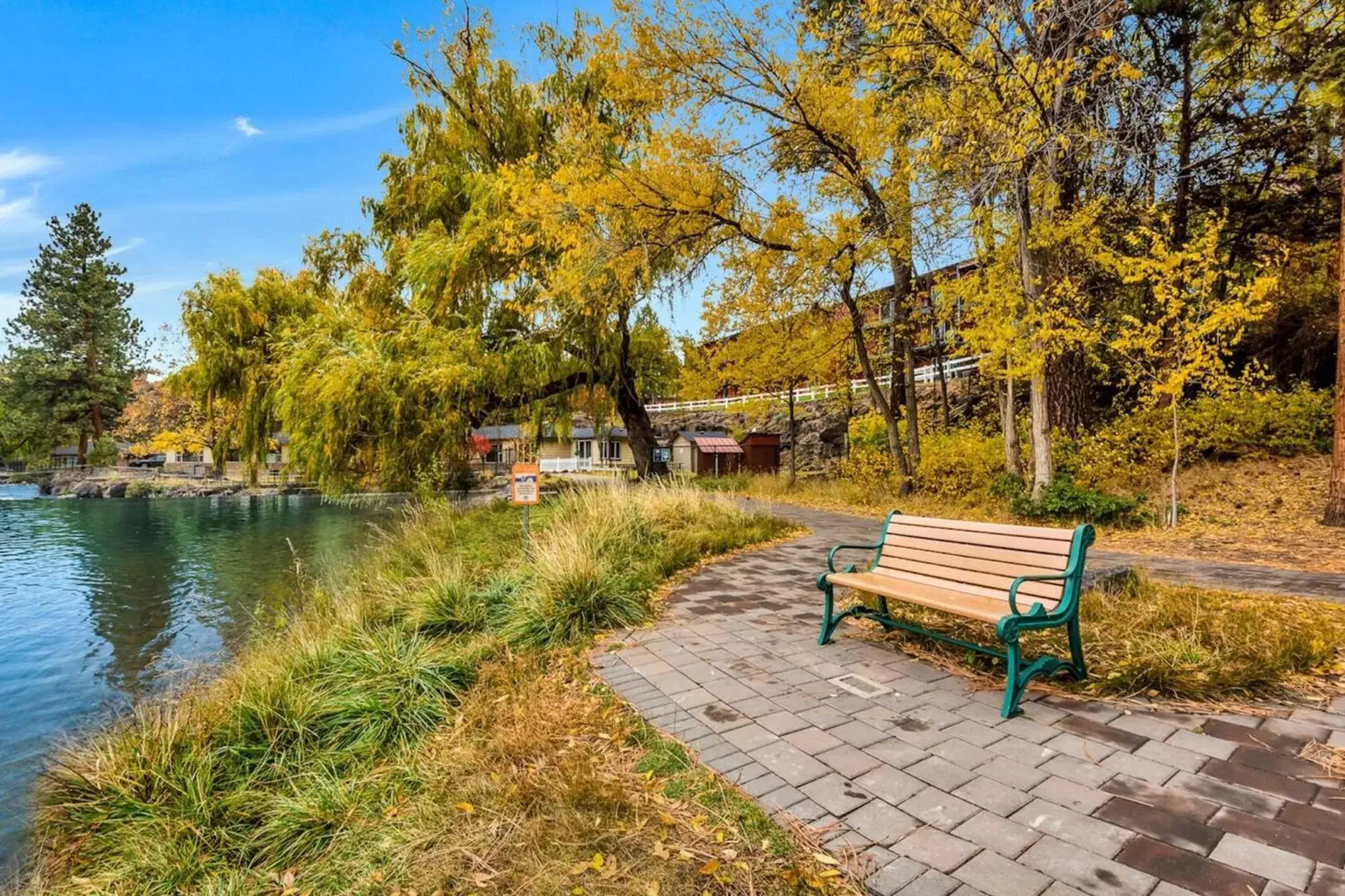 Garden, Swimming Pool in Bend Riverside Condos