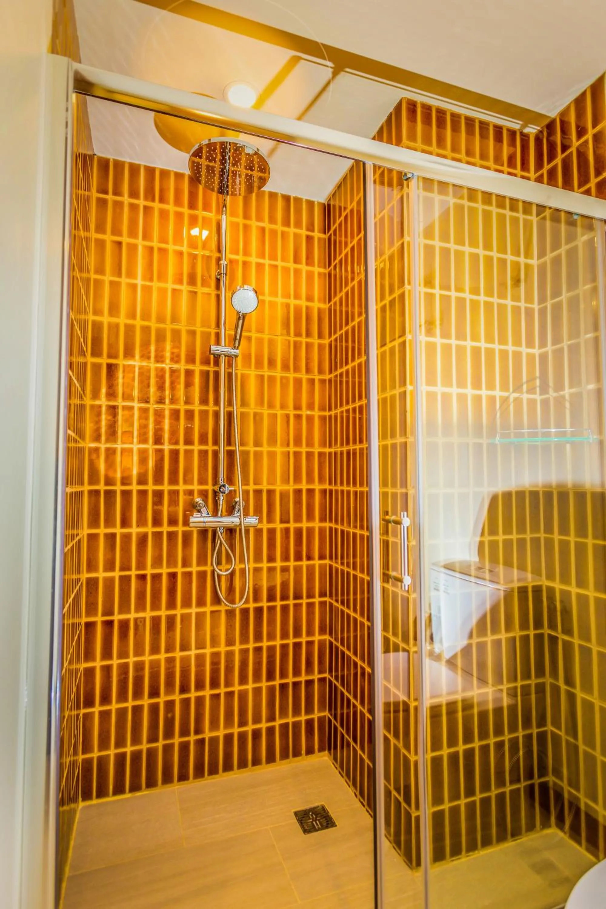 Shower in The Signature Hotel @ Thapae