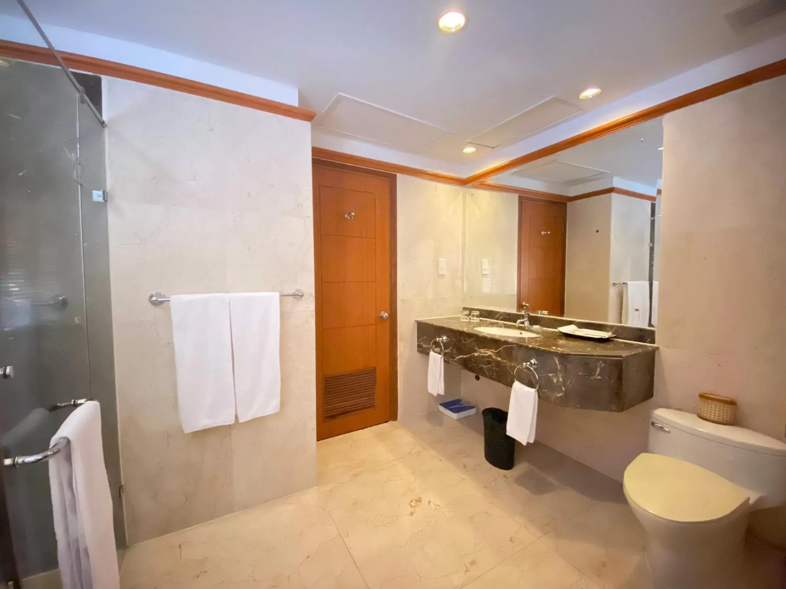 Toilet, Bathroom in Muong Thanh Holiday Da Lat Hotel