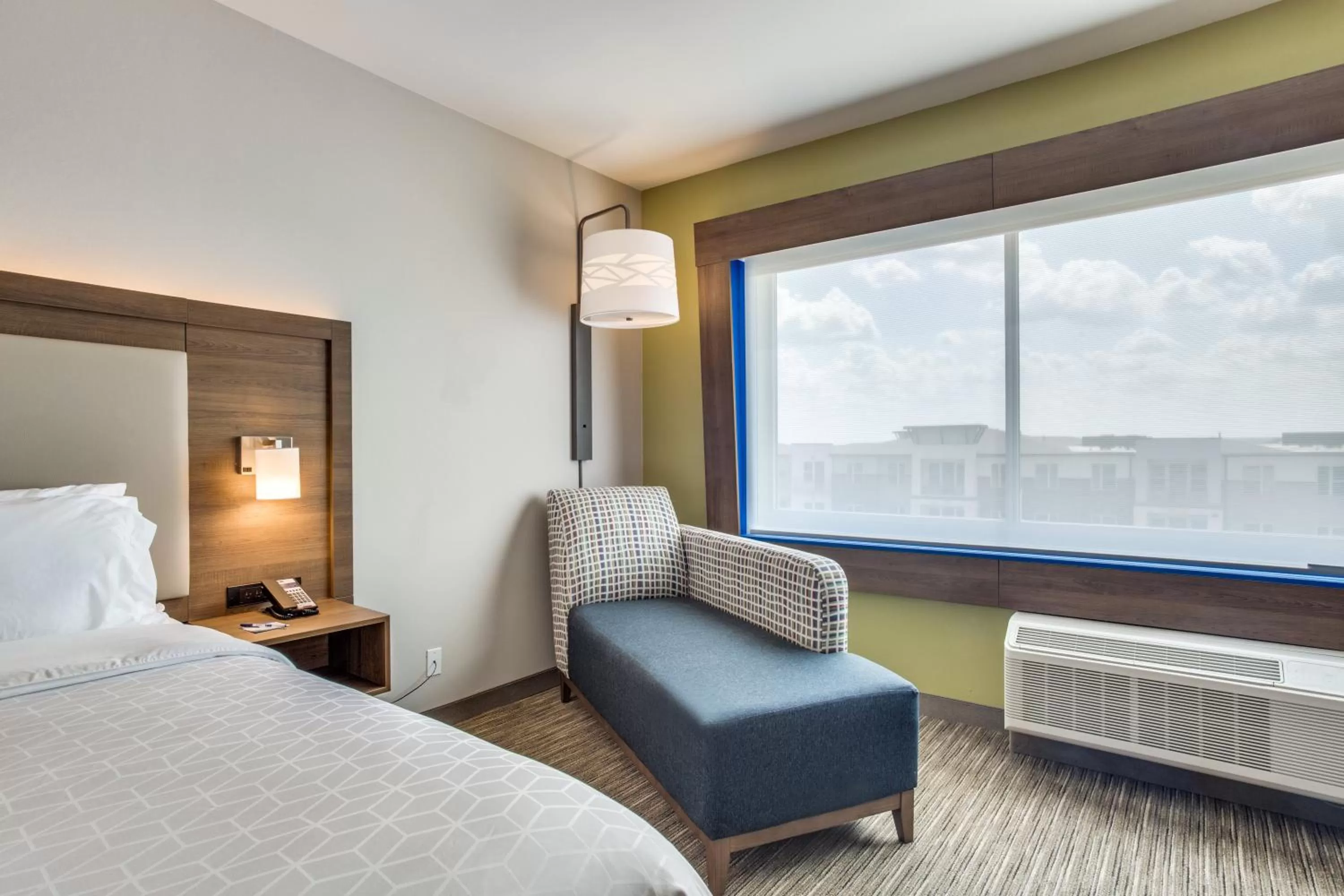 Photo of the whole room, Bed in Holiday Inn Express & Suites - Denton South by IHG