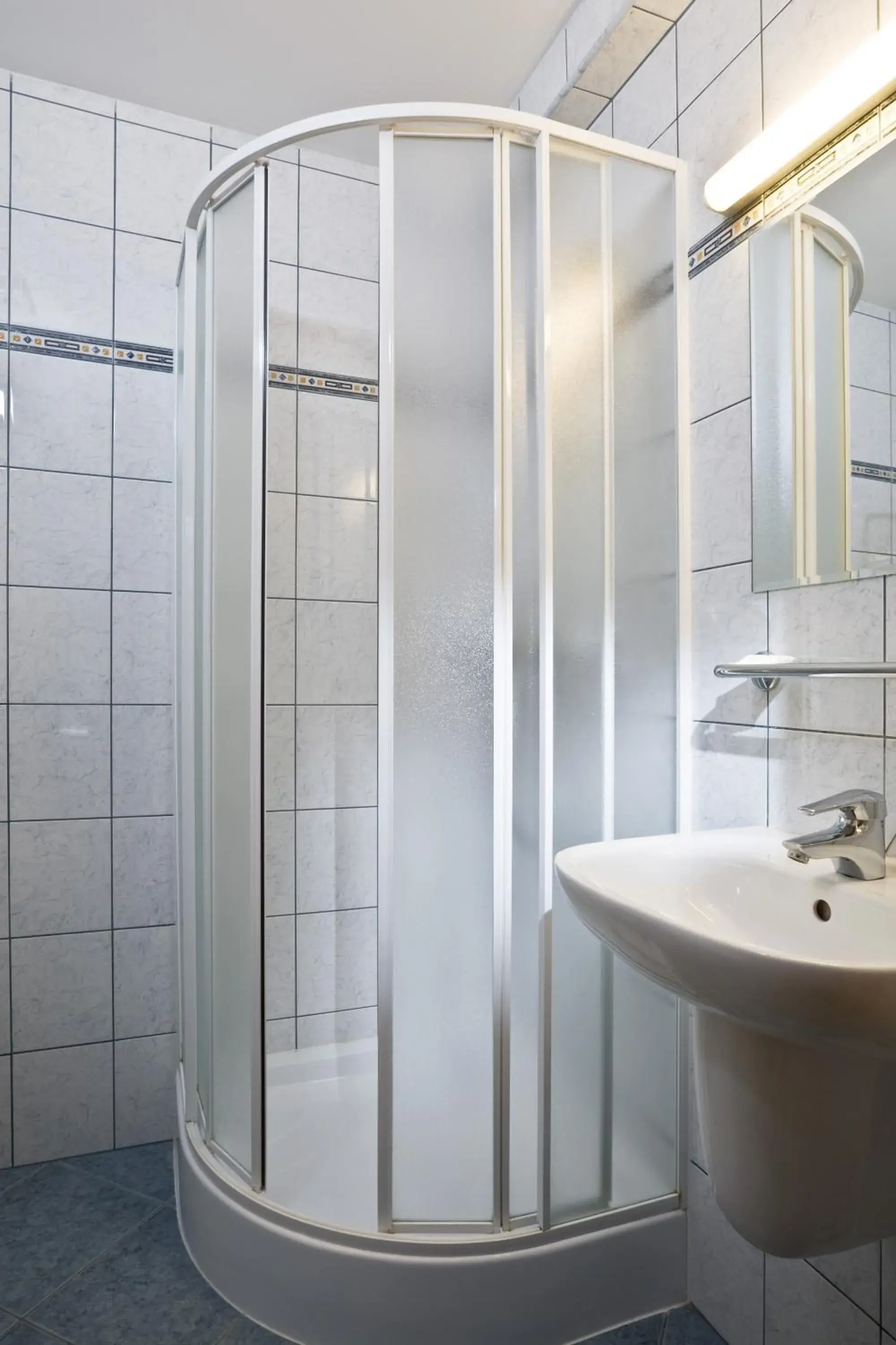 Shower, Bathroom in Jagelló Business Hotel