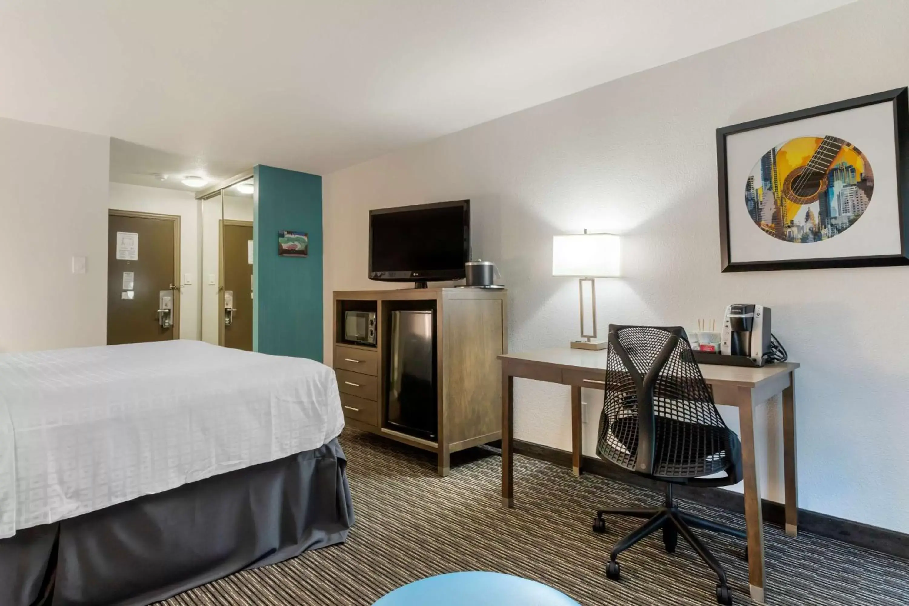 Bedroom, TV/Entertainment Center in Aiden by Best Western @ Austin City Hotel