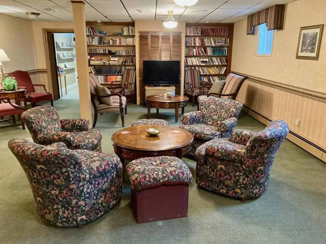 Communal lounge/ TV room, Seating Area in Garden Grove Retreat & Lodging near Pictured Rocks, Fayette, Trails