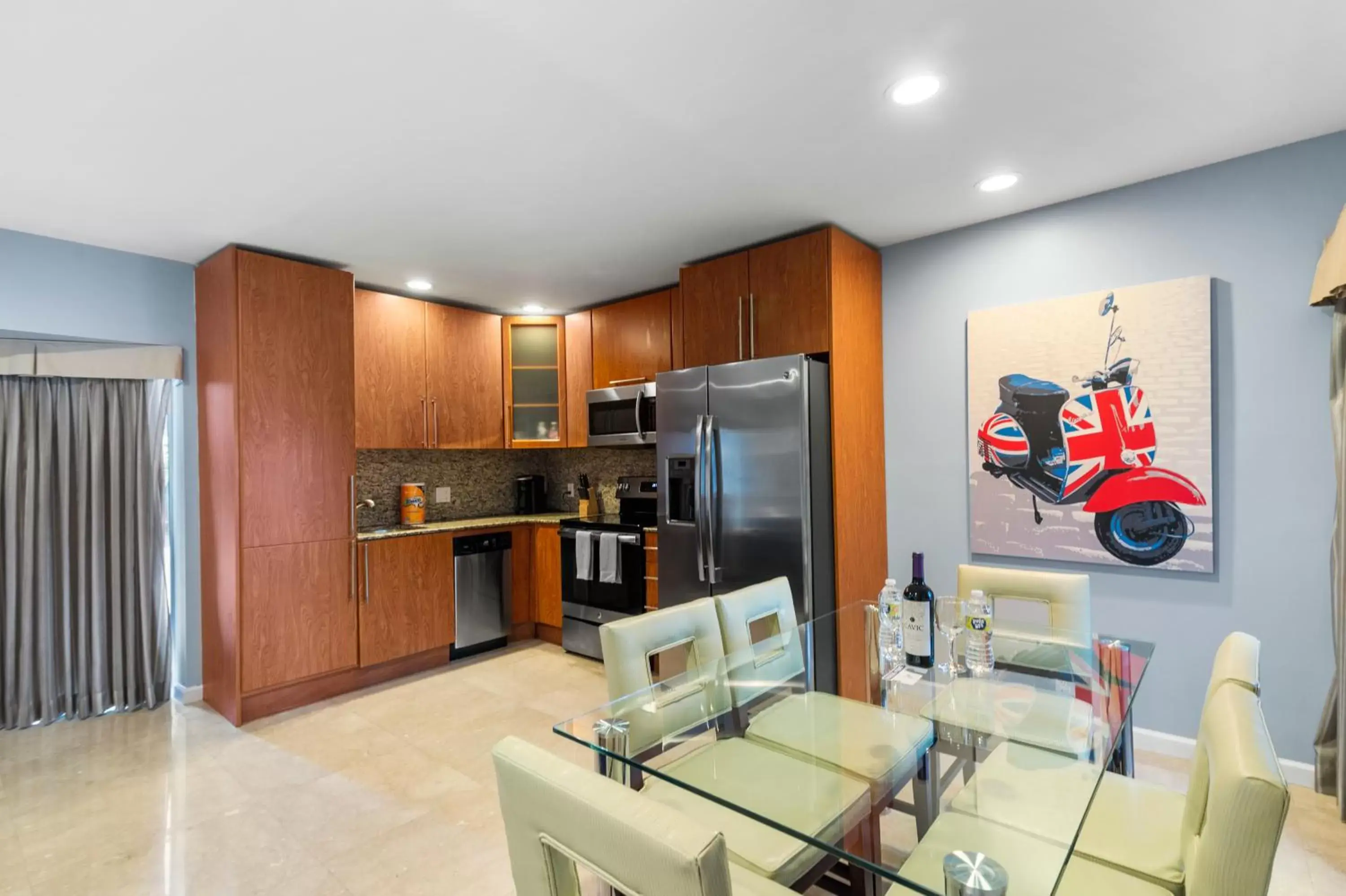 Dining area, Kitchen/Kitchenette in Isle of Venice Residence and Marina