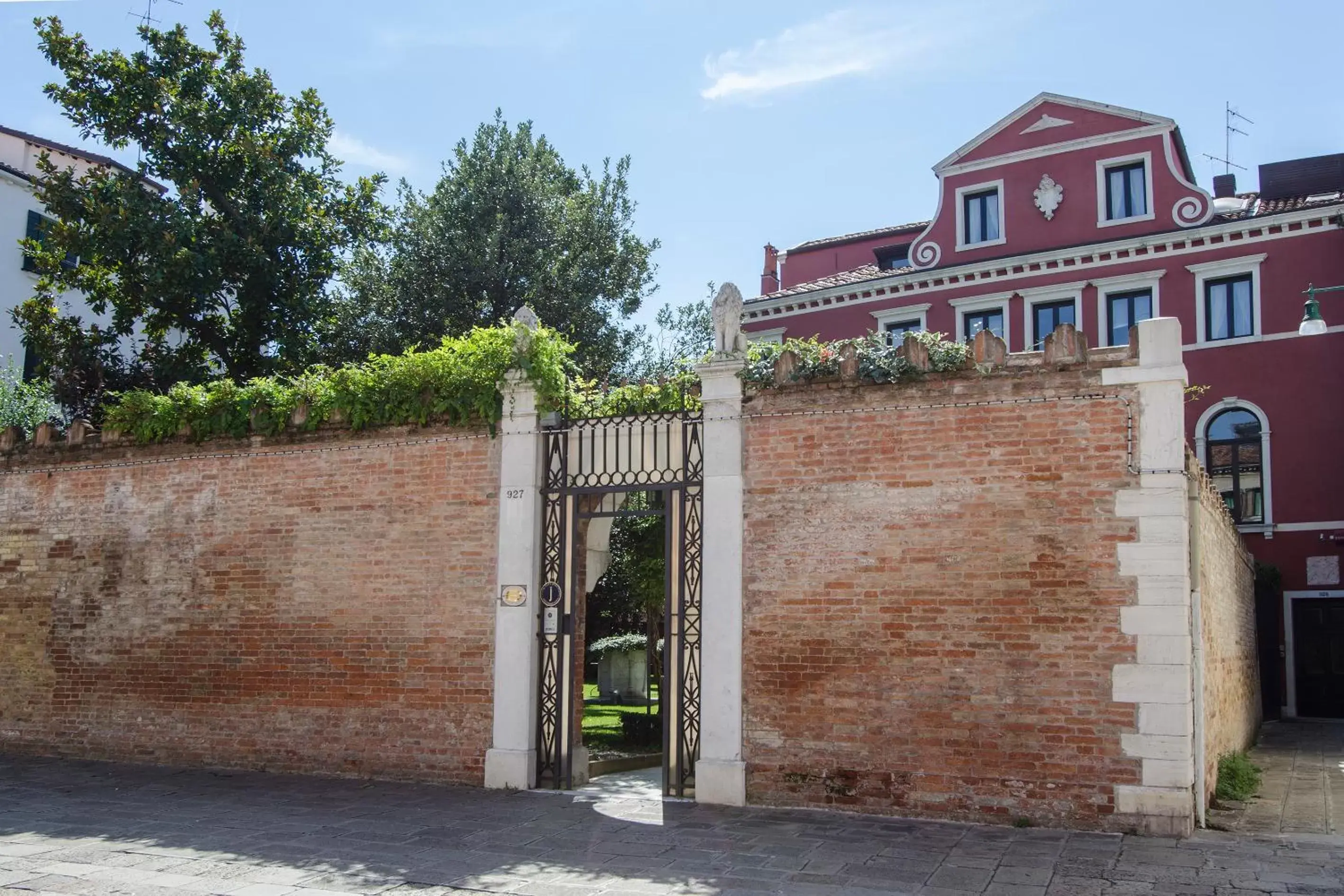 Facade/entrance in Ca' Nigra Lagoon Resort Facade/entrance in Ca' Nigra Lagoon Resort