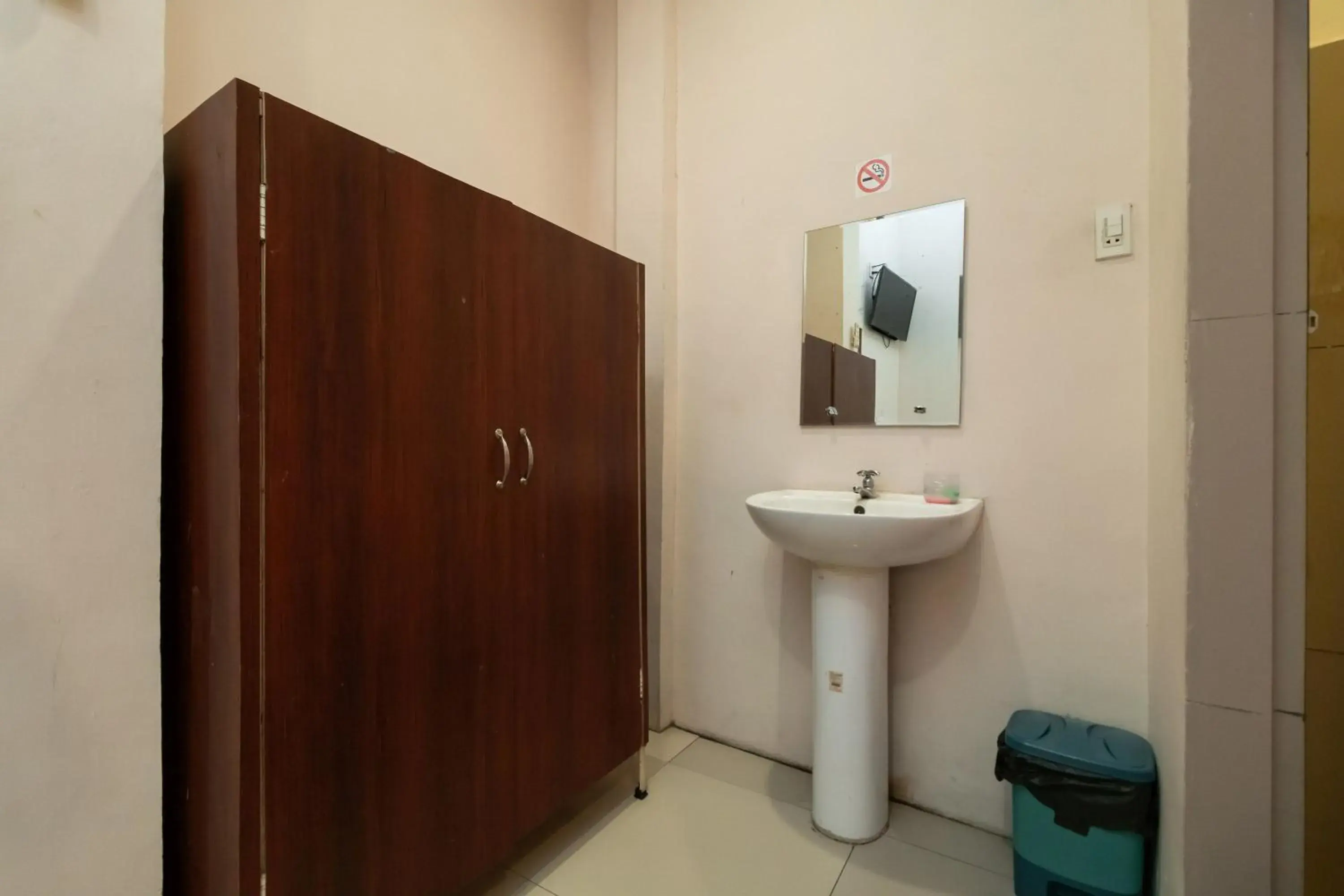 Bathroom in RedDoorz At Fella Homestay Medan