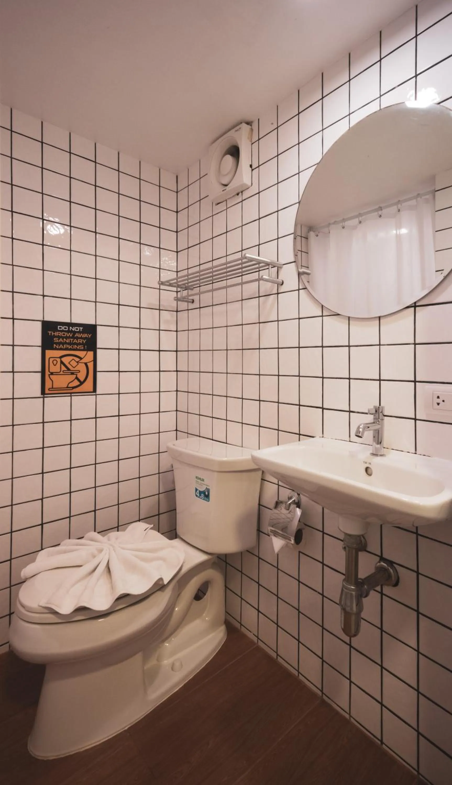 Toilet in Book a Bed Poshtel - SHA Plus