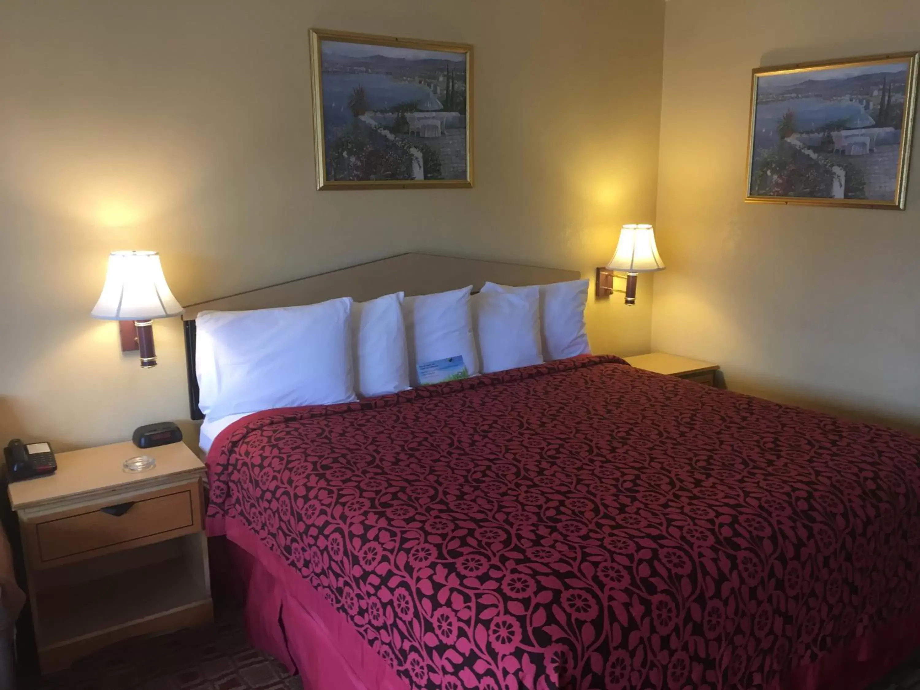 Bed in Days Inn by Wyndham Yazoo City