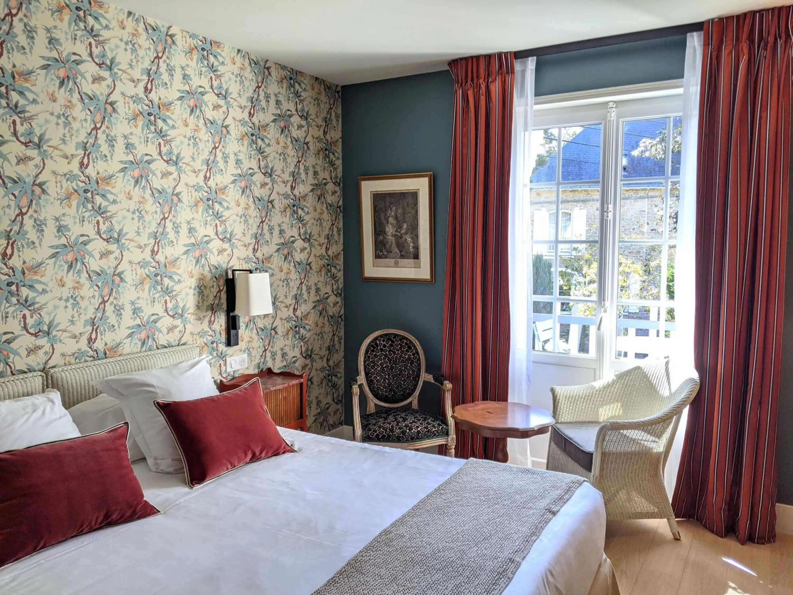 Bed in Hôtel Le Saint Christophe
