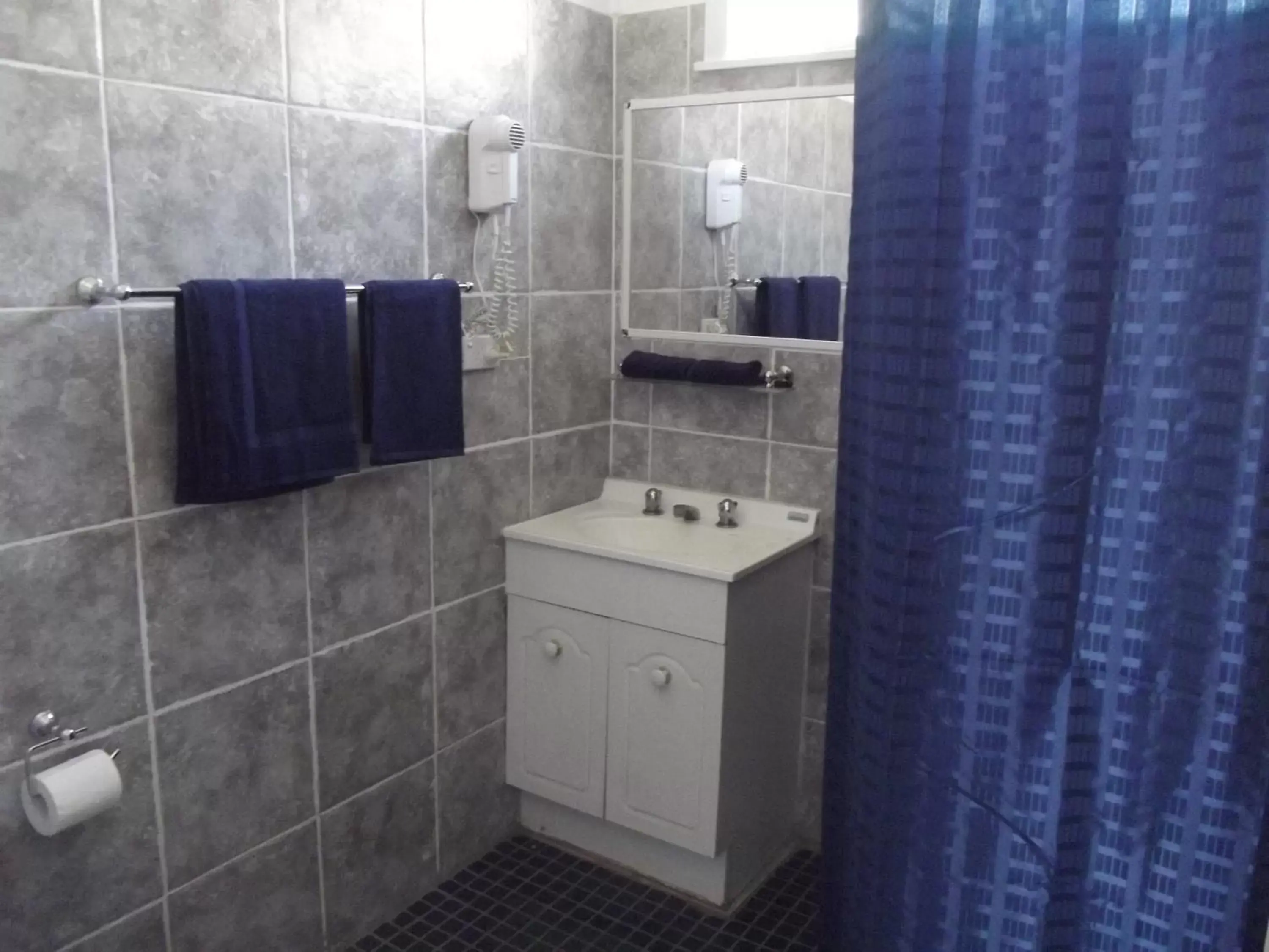 Bathroom in Coonamble Motel