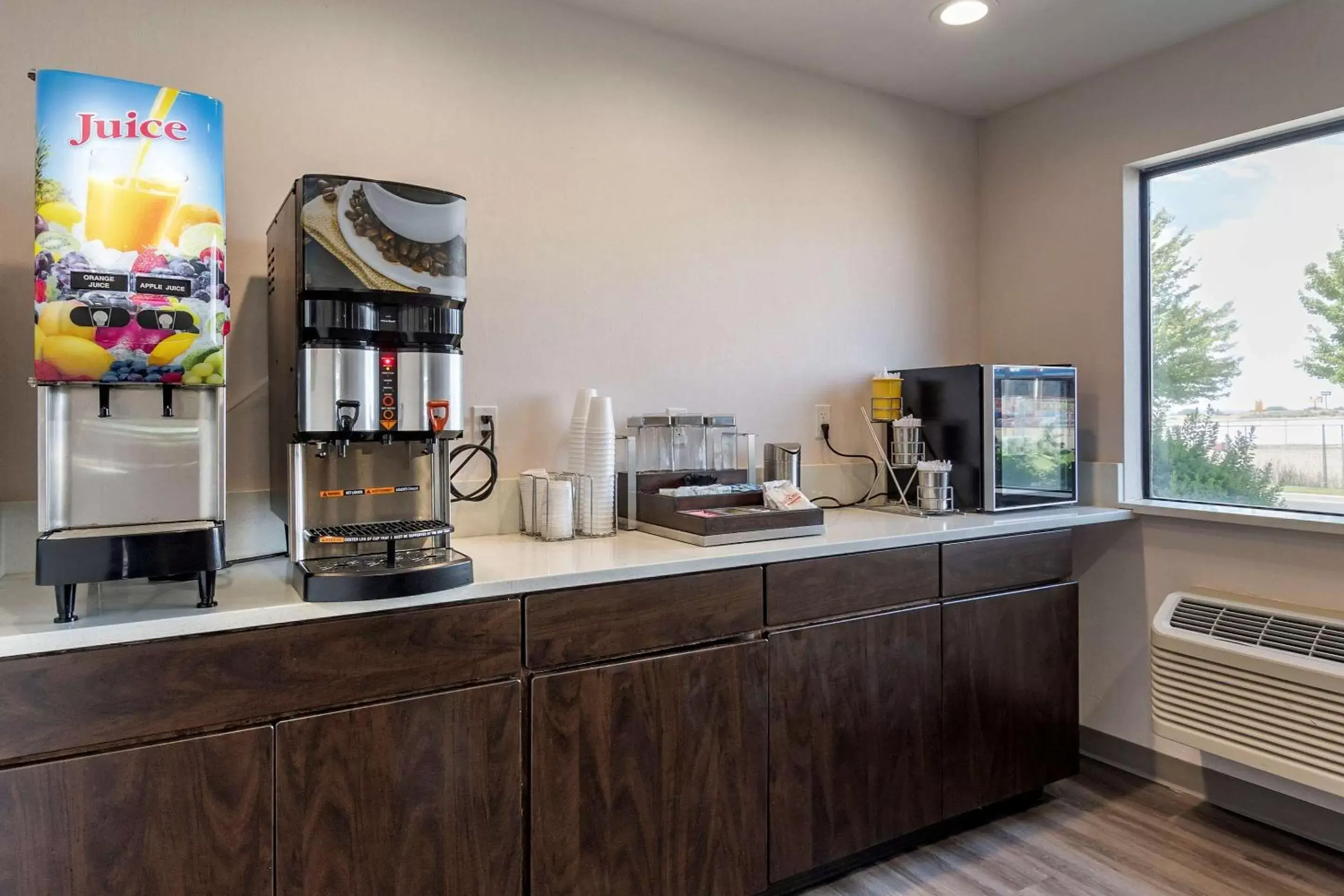 Coffee/tea facilities, Kitchen/Kitchenette in Sleep Inn & Suites