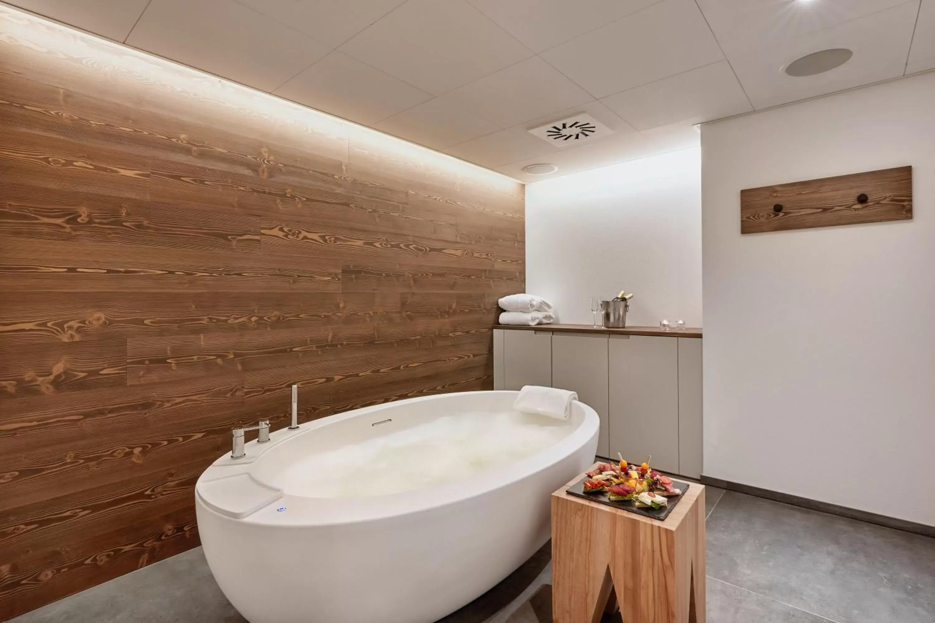 Spa and wellness centre/facilities, Bathroom in H+ Hotel & SPA Engelberg