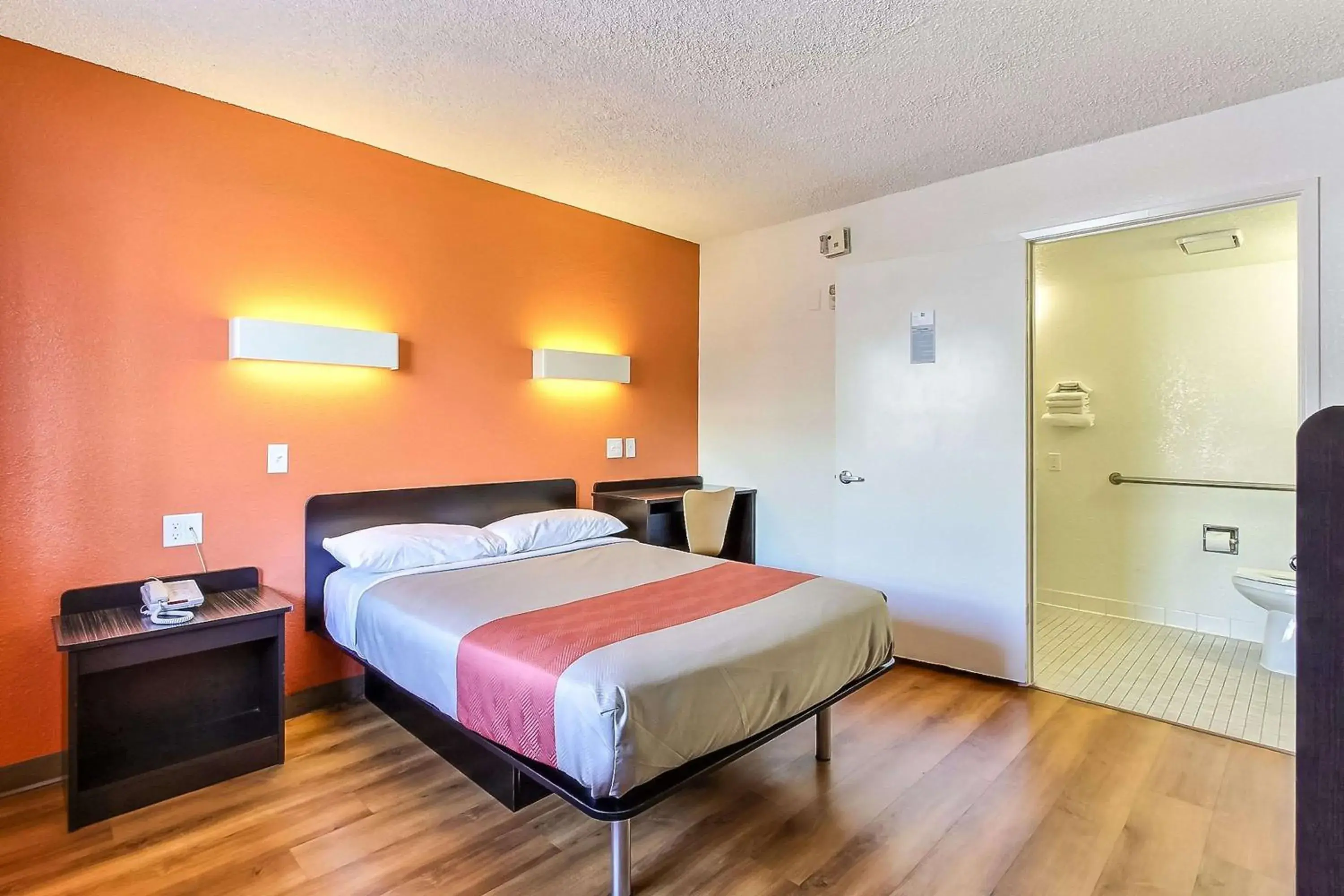 Bedroom, Bed in Motel 6-Campbell, CA - San Jose