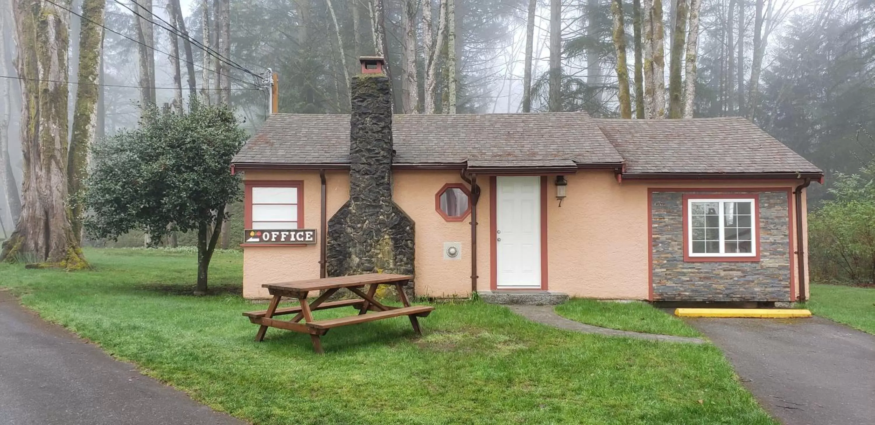 Property Building in Malahat Bungalows Motel