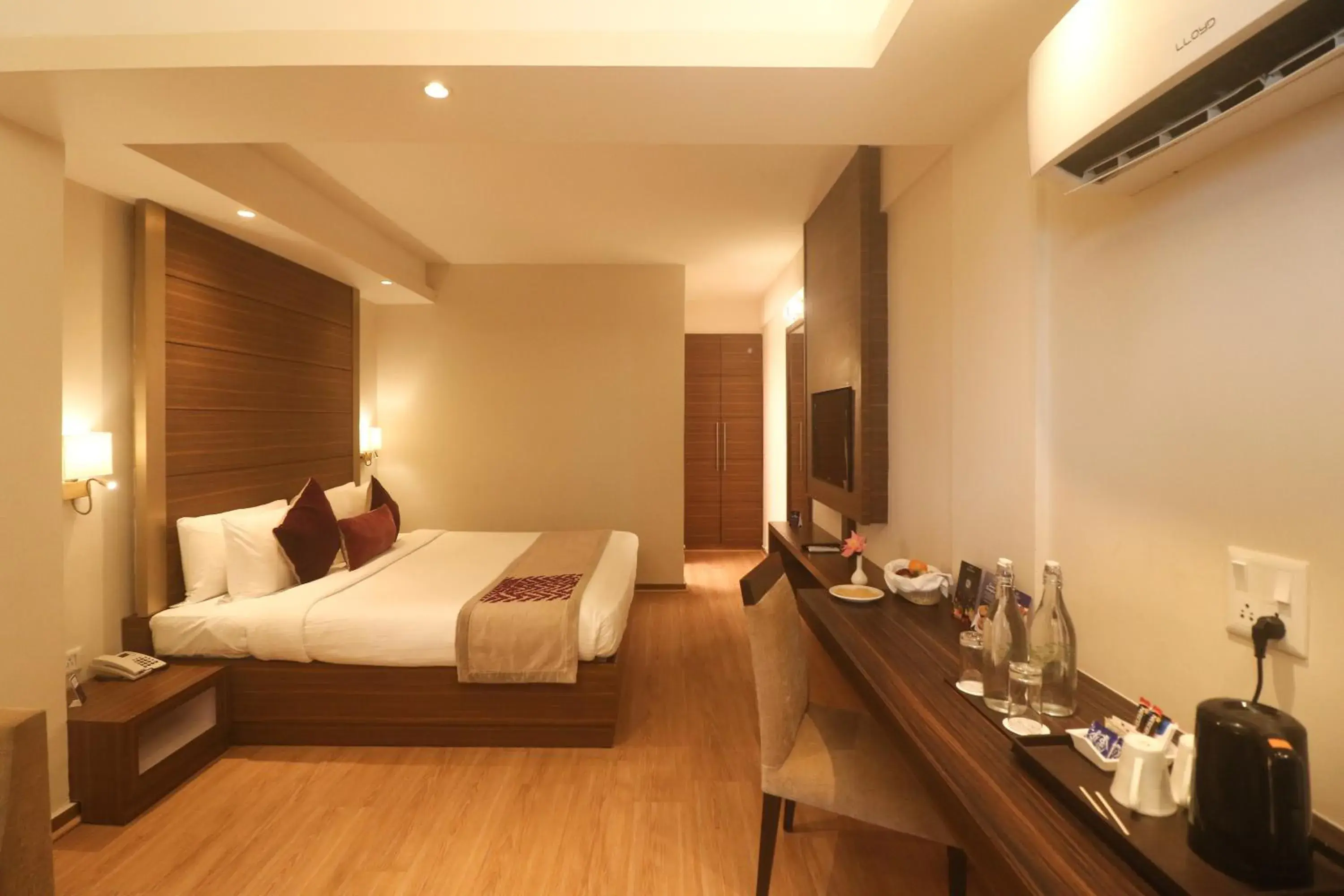 Bedroom, Bed in Marigold Sarovar Portico Shimla