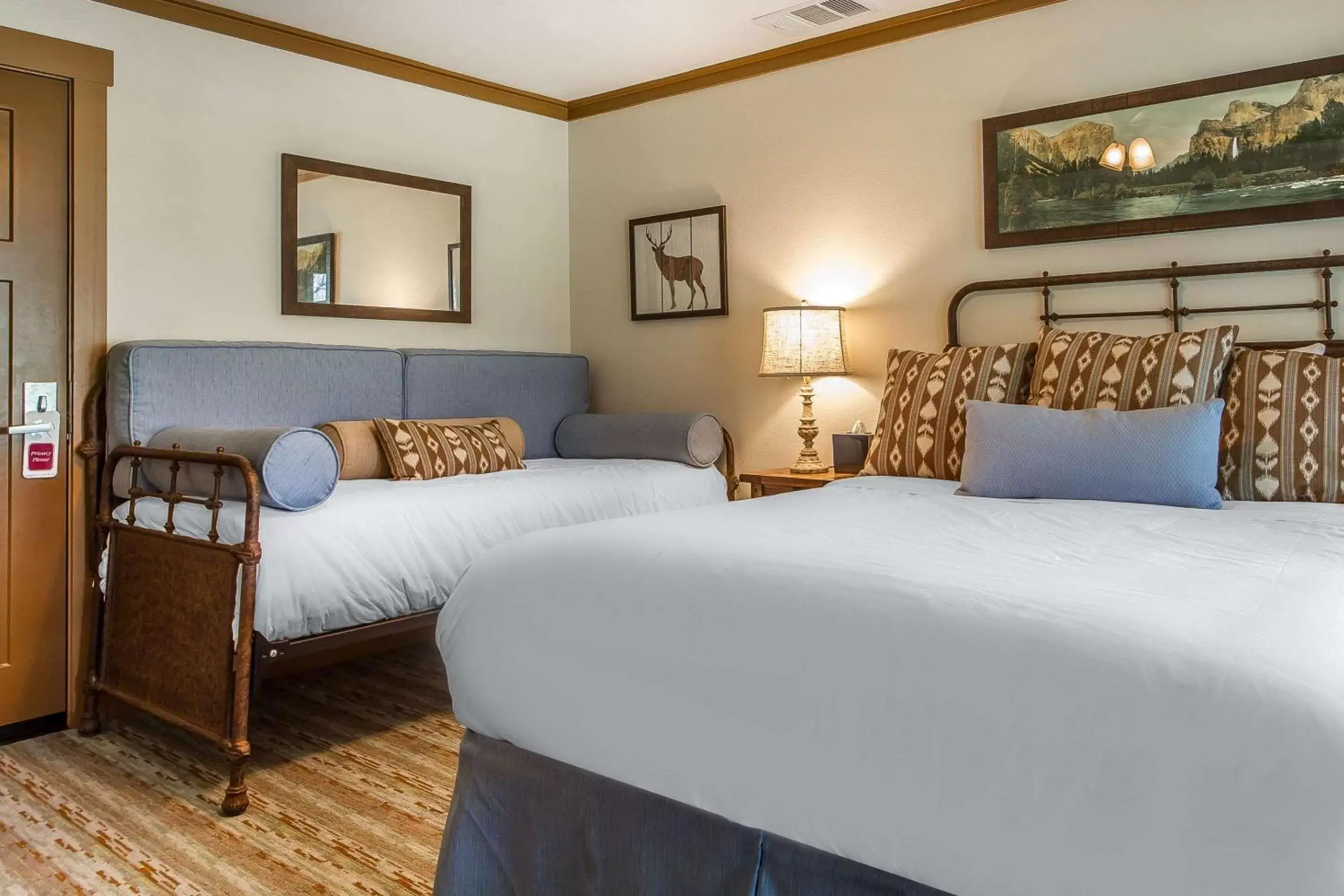 Photo of the whole room, Bed in Sierra Sky Ranch, Ascend Hotel Collection