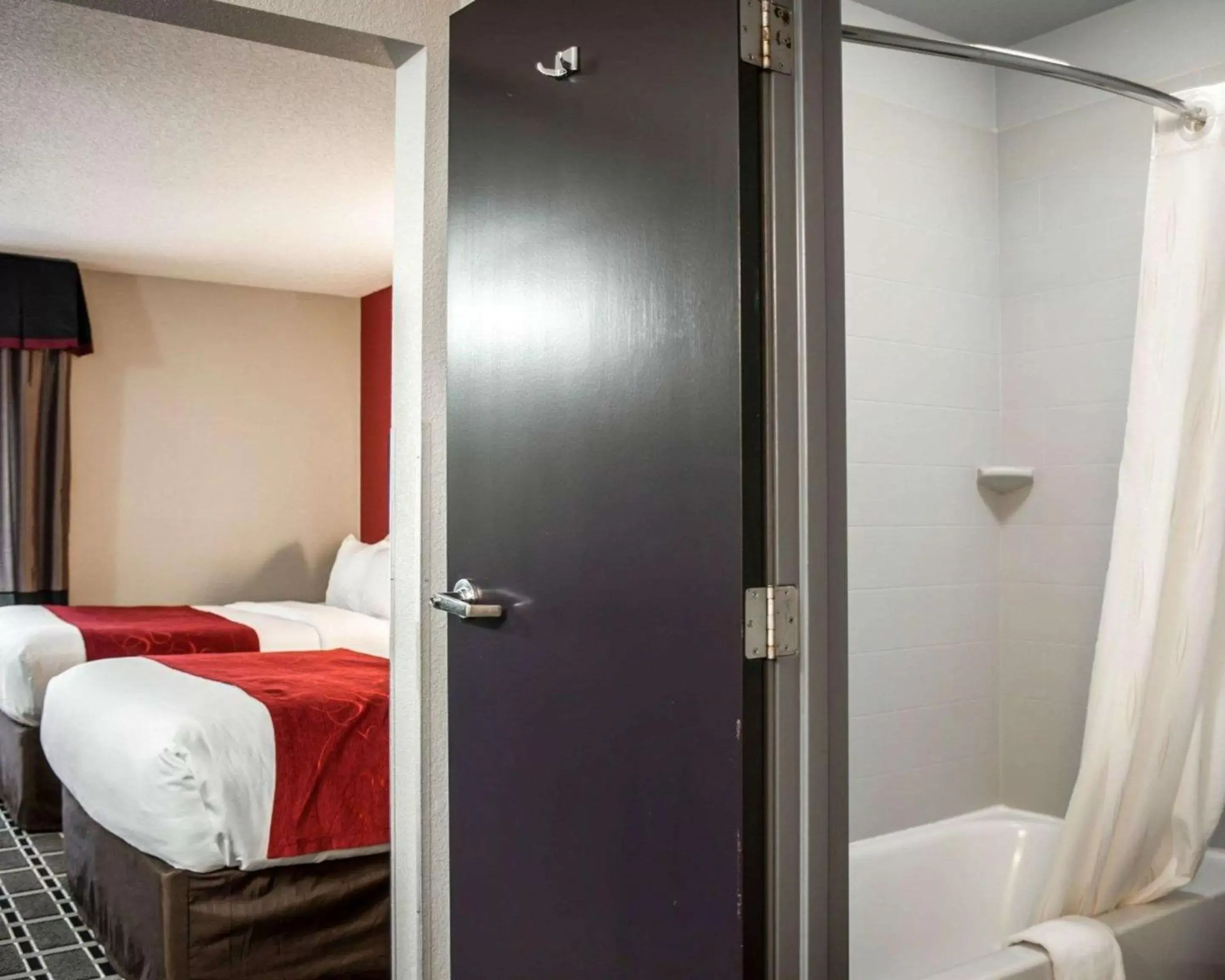Bedroom, Bathroom in Comfort Suites Airport Nashville