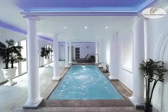 Hot Tub, Swimming Pool in Le Continental
