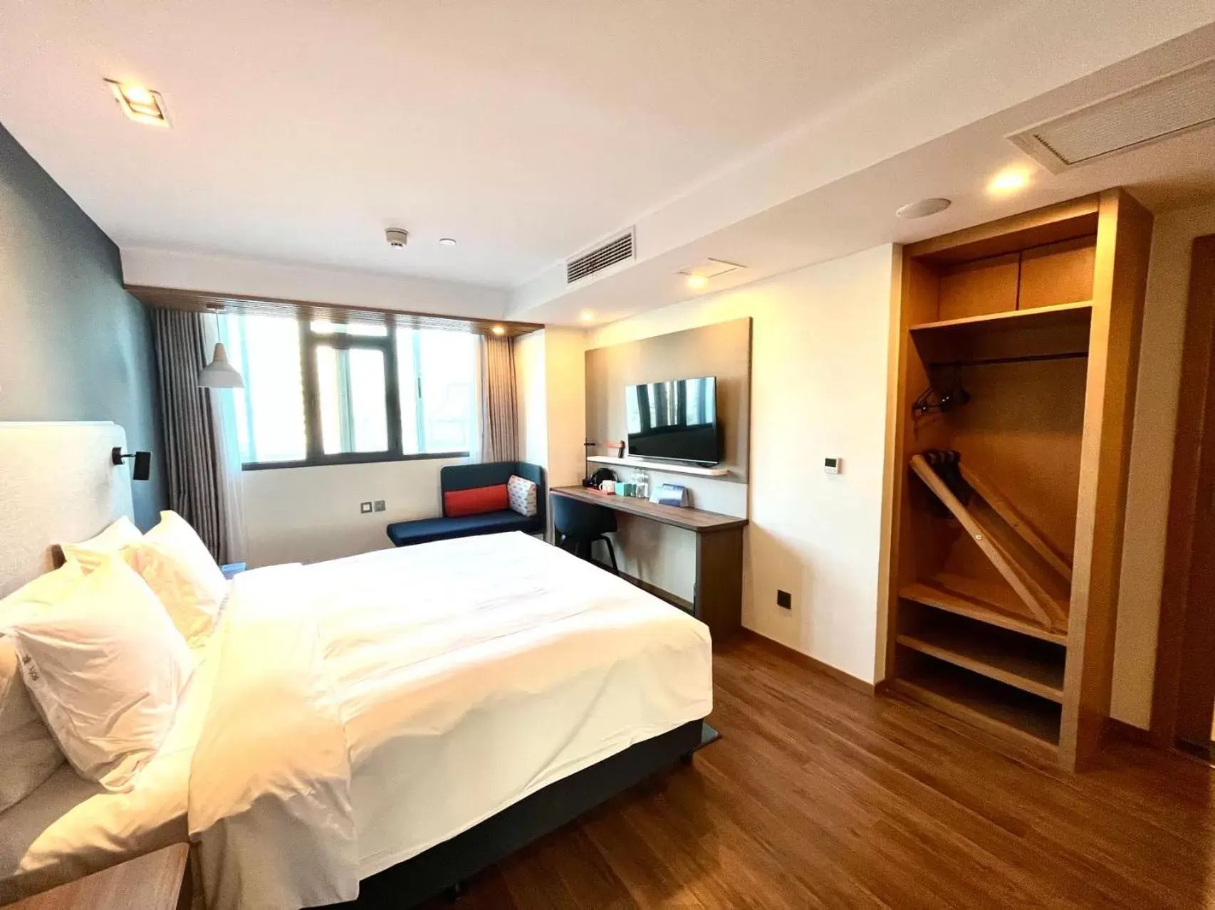 Facility for disabled guests, Bed in Holiday Inn Express Qingdao City Center by IHG Facility for disabled guests, Bed in Holiday Inn Express Qingdao City Center by IHG