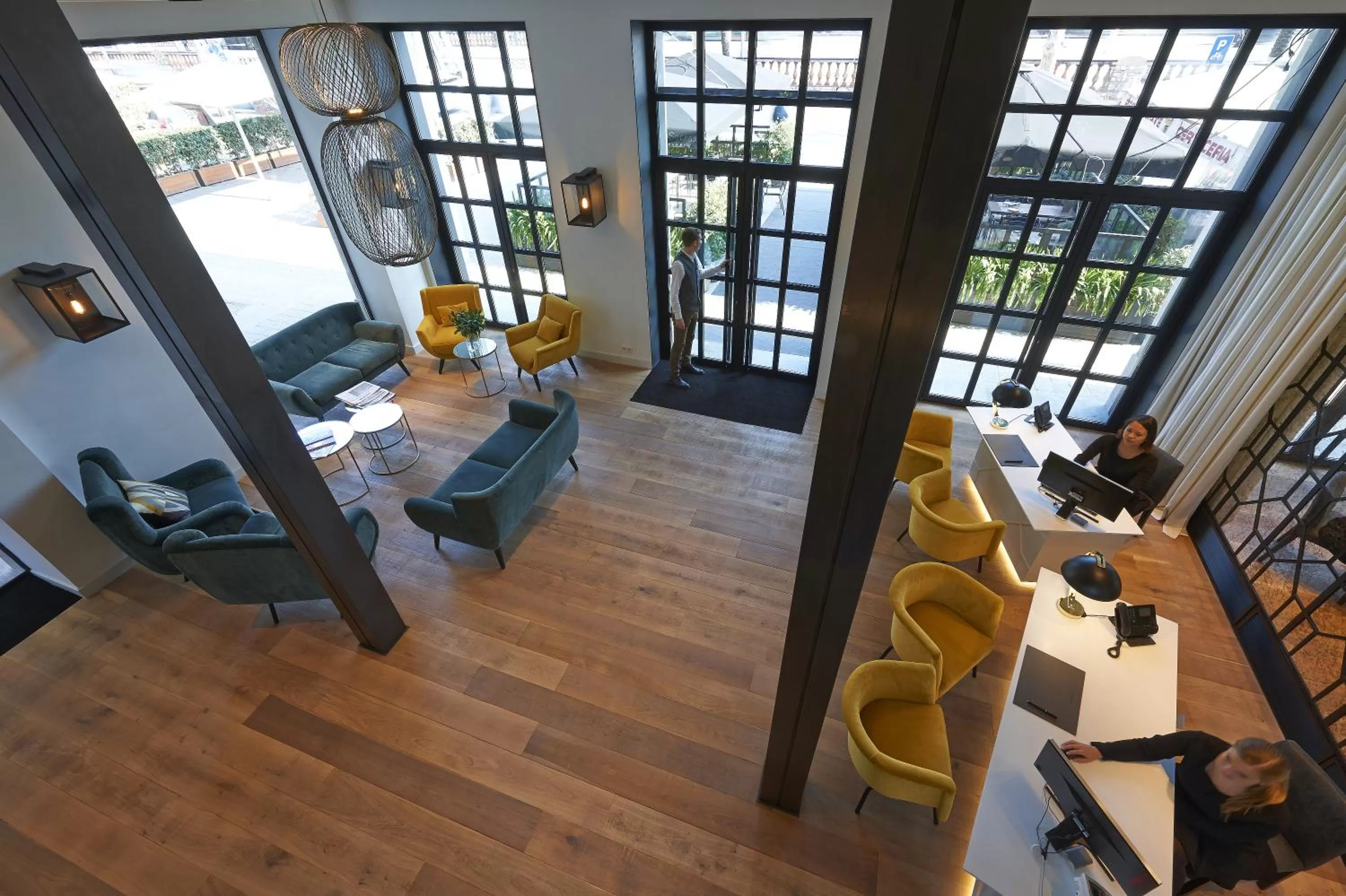 Facade/entrance in Serras Barcelona