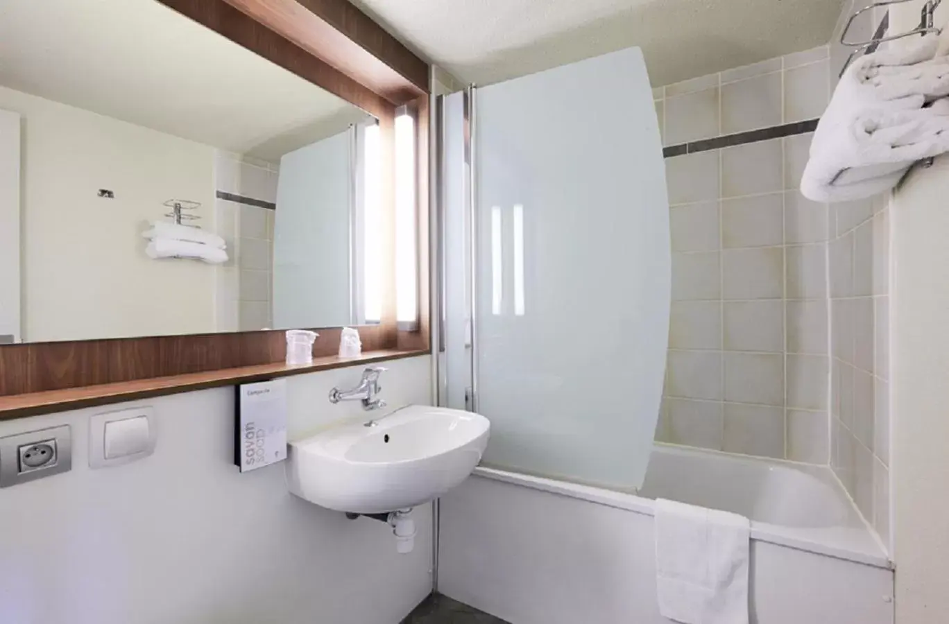 Bathroom in Campanile Bordeaux Sud - Gradignan-Talence