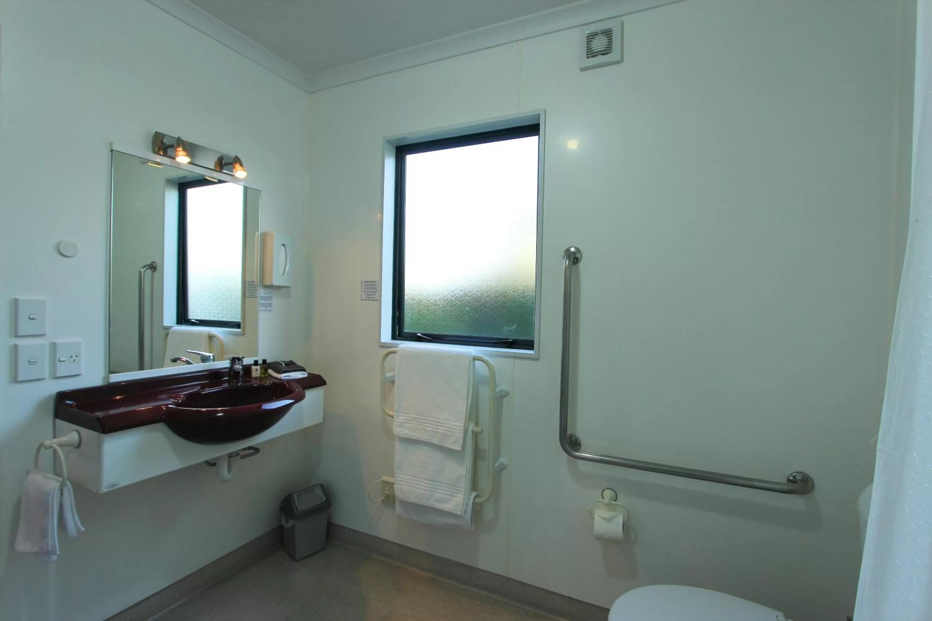 Shower in BK's Magnolia Motor Lodge