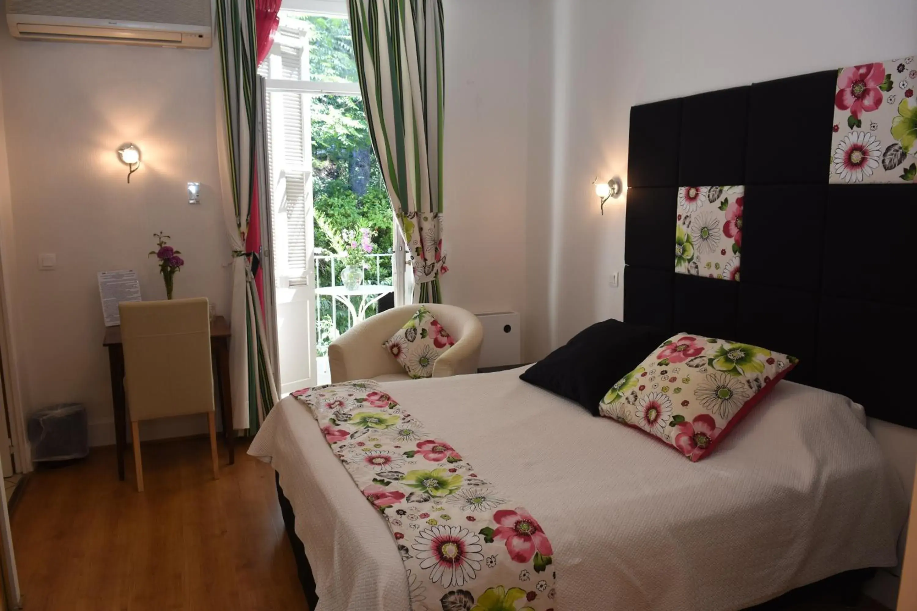 Bedroom, Bed in Grand Hôtel de Lyon