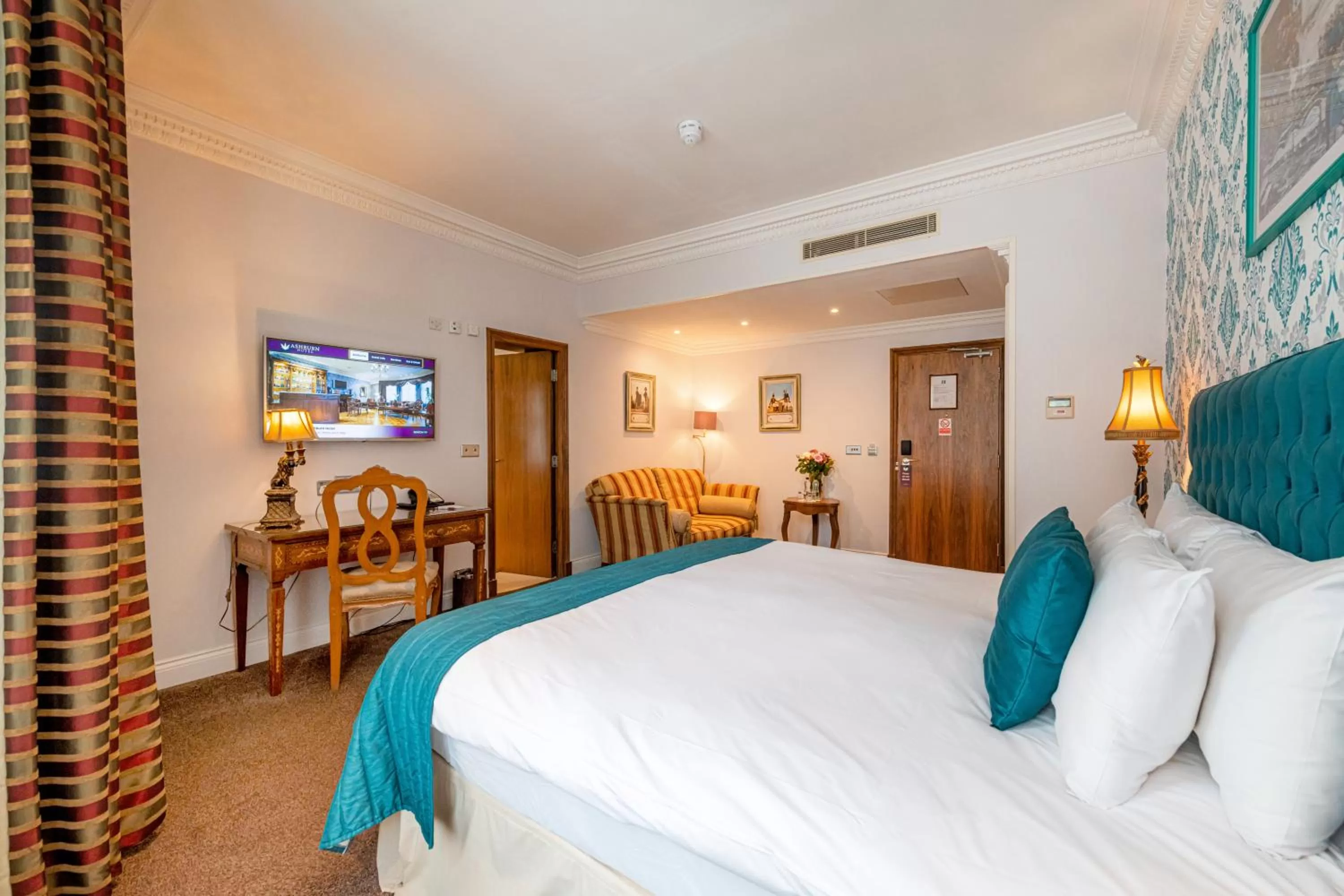 TV and multimedia, Bed in Ashburn Hotel