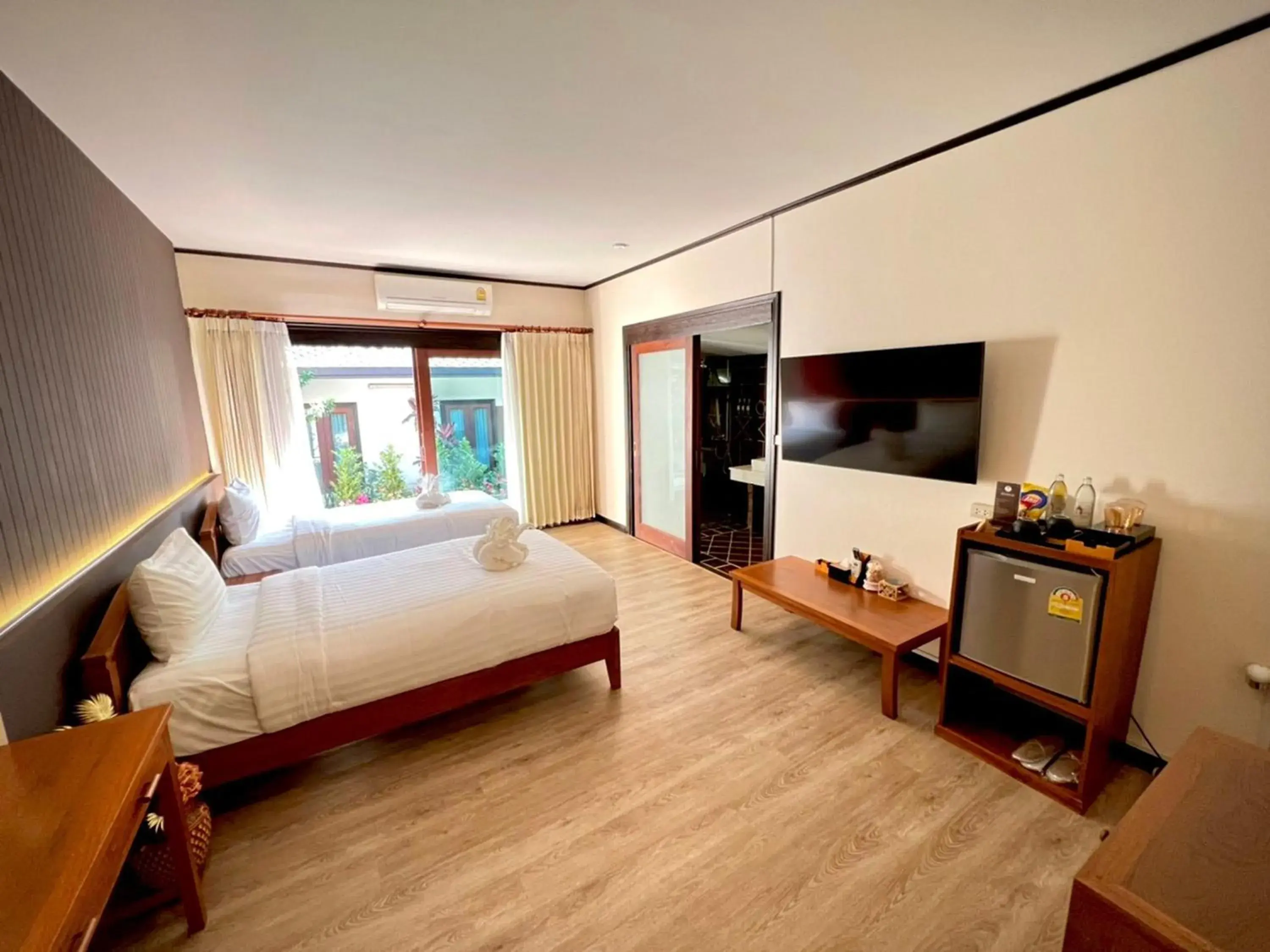 Bed, TV/Entertainment Center in Na Mantra Resort