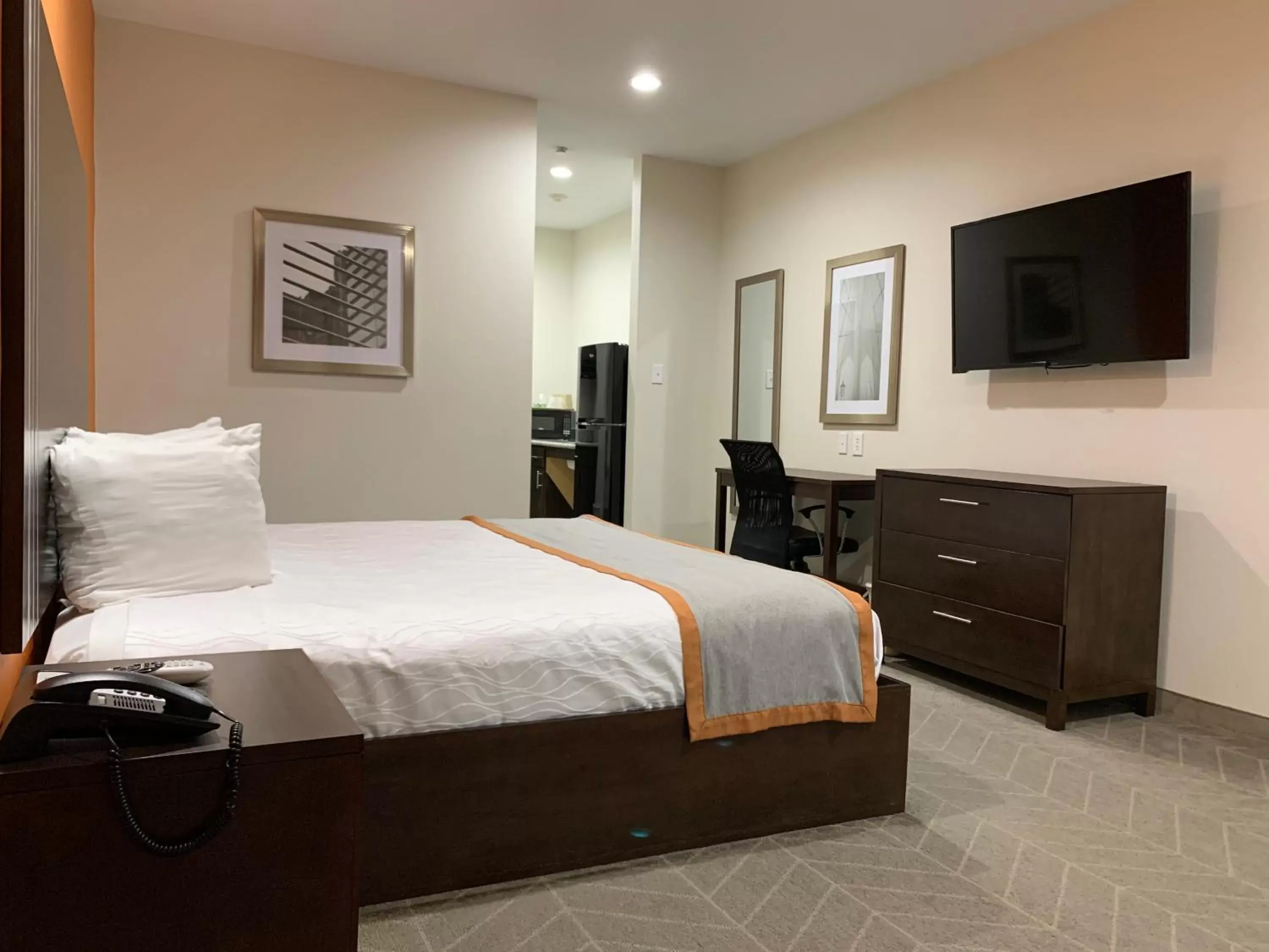 Photo of the whole room, Bed in Scottish Inn & Suites - IAH Airport