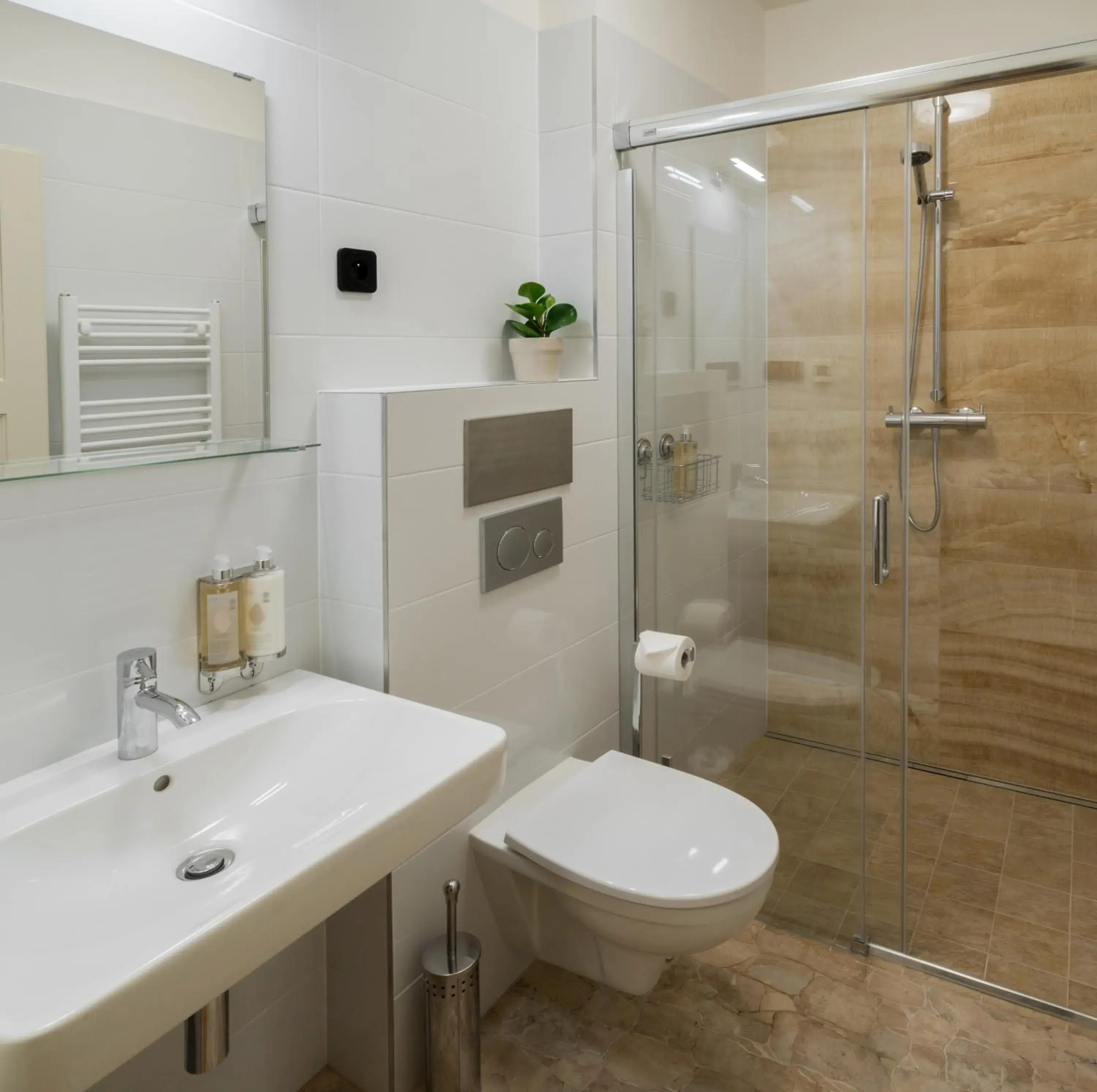 Shower, Bathroom in 4 Trees Apartments by Adrez Living