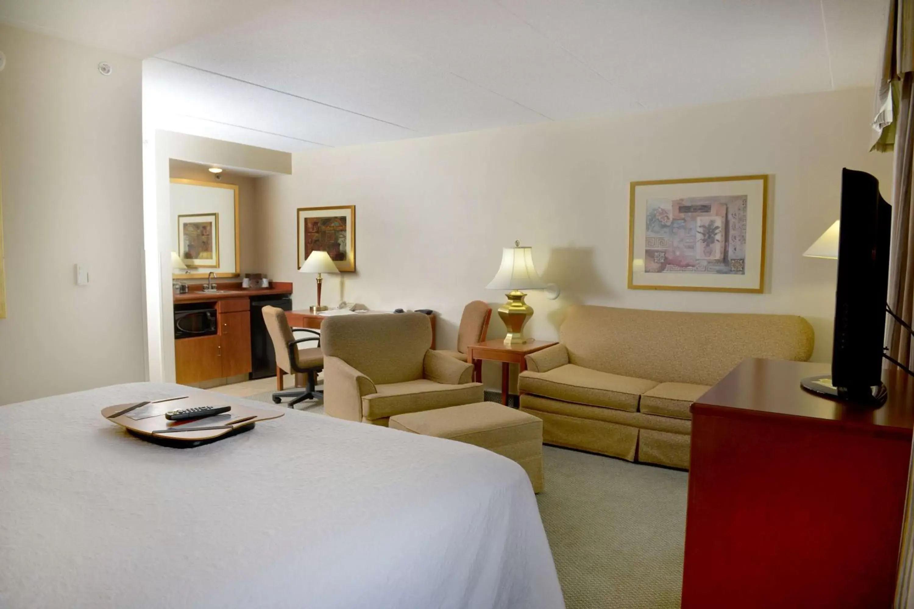 Bed, Seating Area in Hampton Inn & Suites by Hilton Windsor