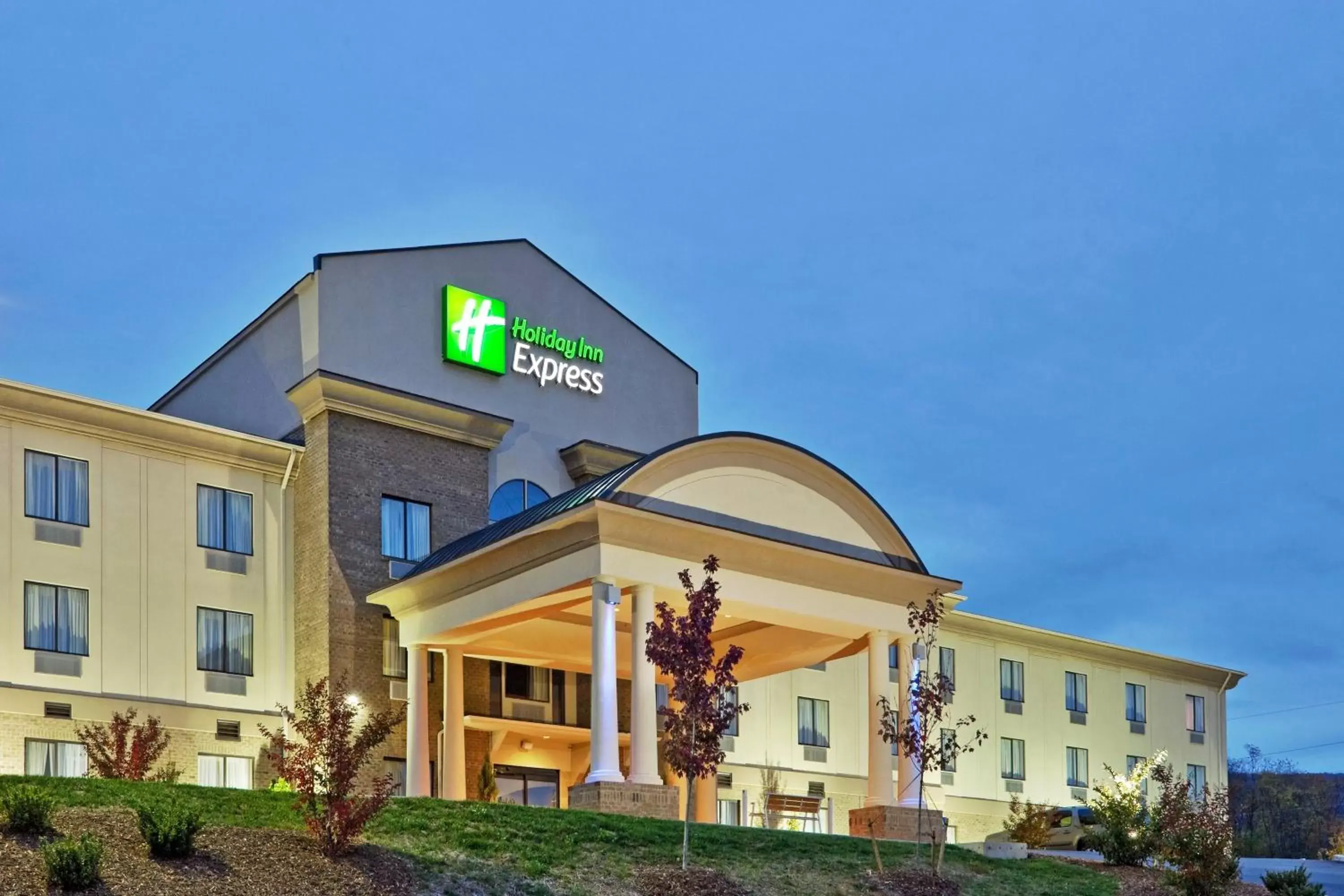 Property building in Holiday Inn Express Troutville-Roanoke North by IHG Property building in Holiday Inn Express Troutville-Roanoke North by IHG