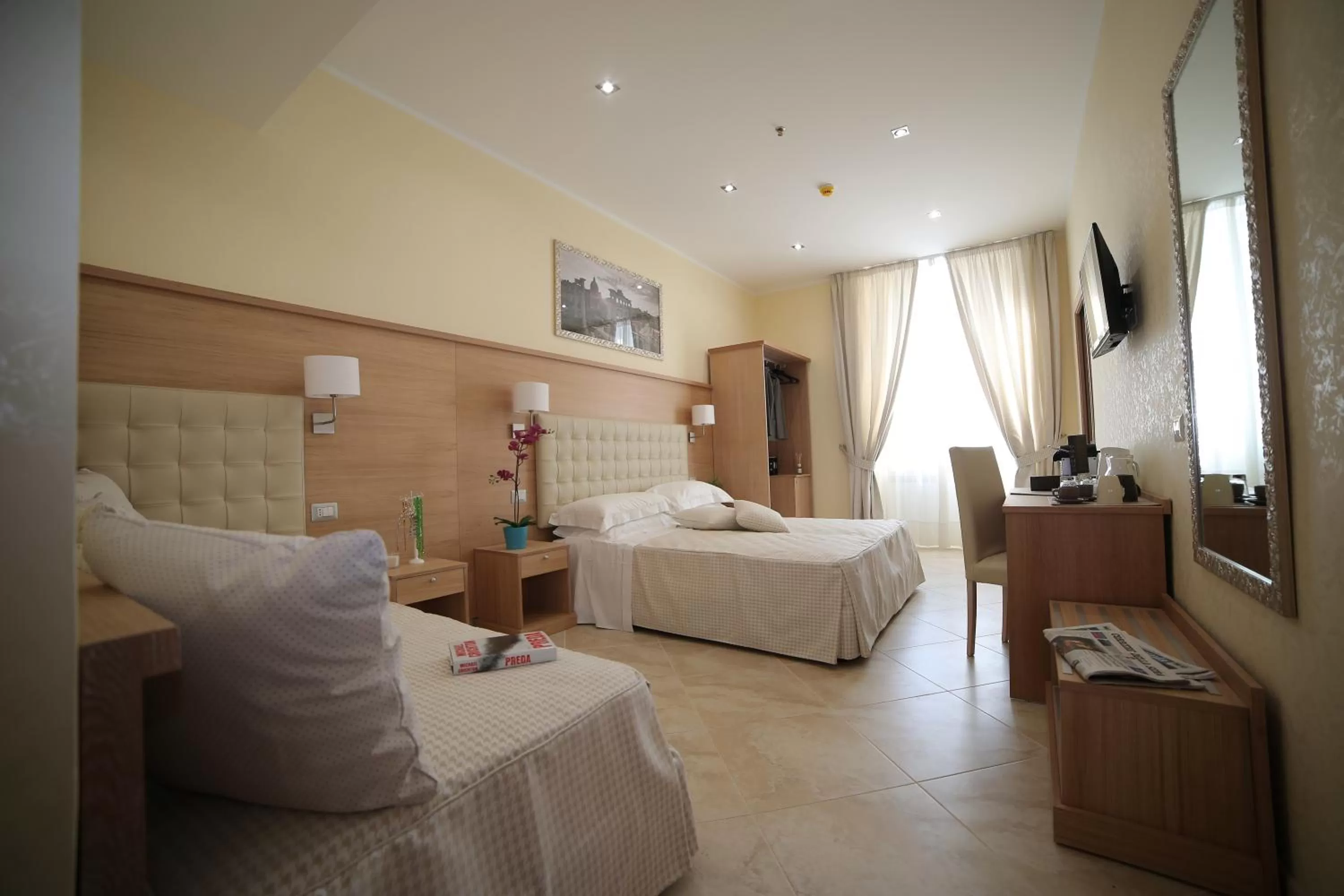 Bedroom, Bed in Esposizione Palace Hotel