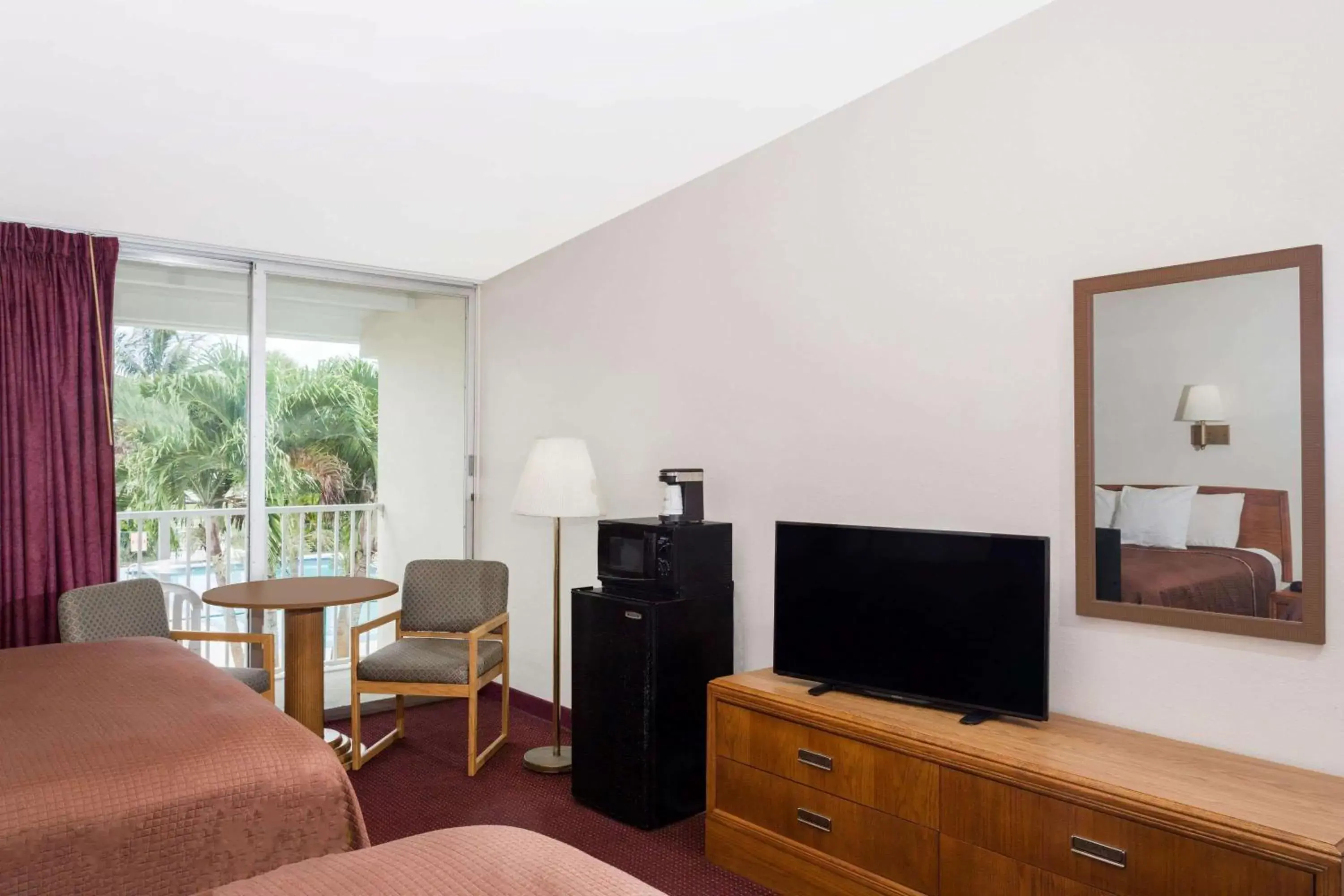 Photo of the whole room, TV/Entertainment Center in Howard Johnson by Wyndham Vero Beach / Downtown