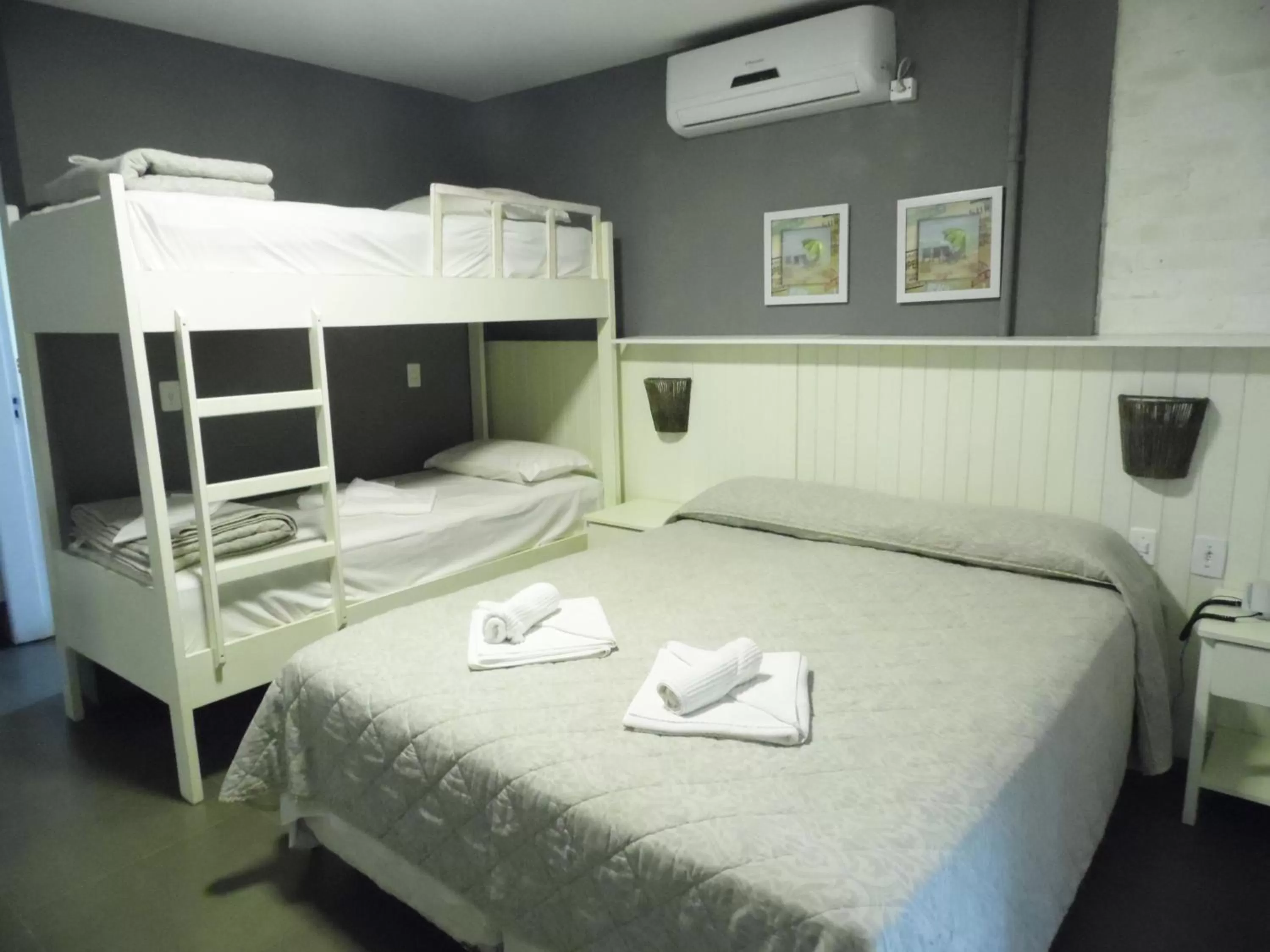Bed, Bunk Bed in Pousada Canto da Vigia