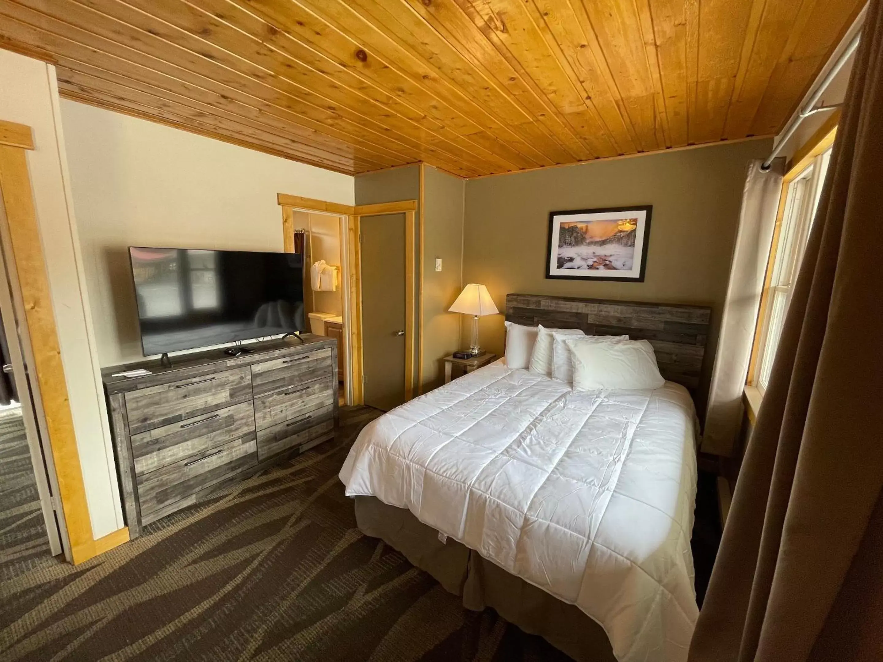 Bed in Estes Mountain Inn