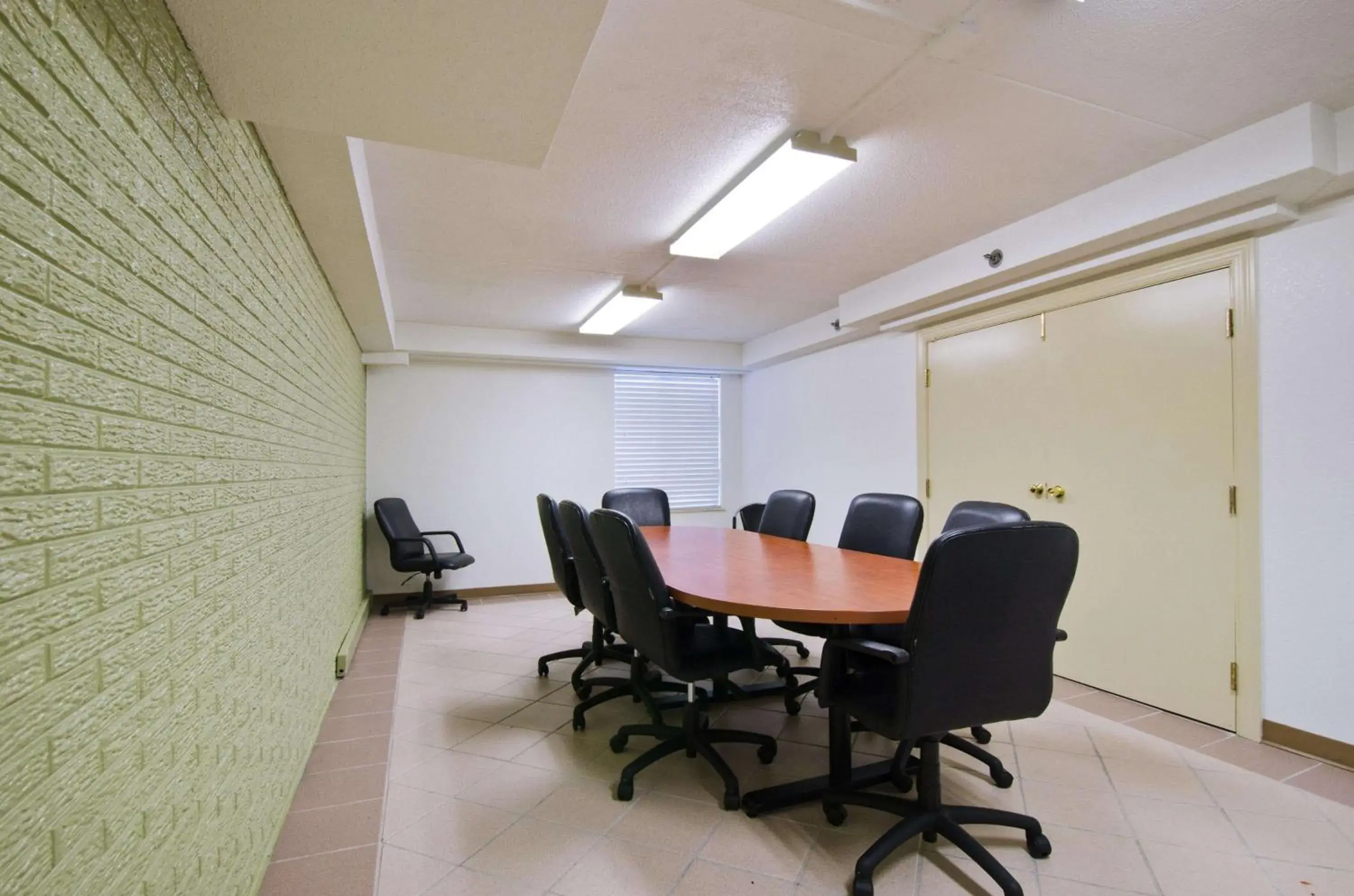 On site, Business Area/Conference Room in Motel 6-Springfield, DC - Washington Southwest