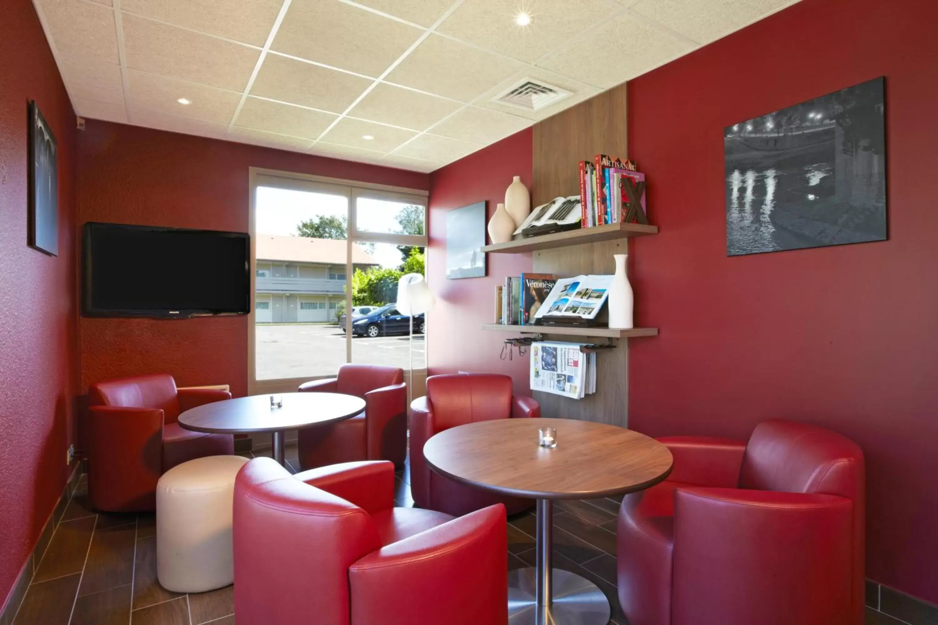Lobby or reception, Lounge/Bar in Campanile Hotel Mont de Marsan