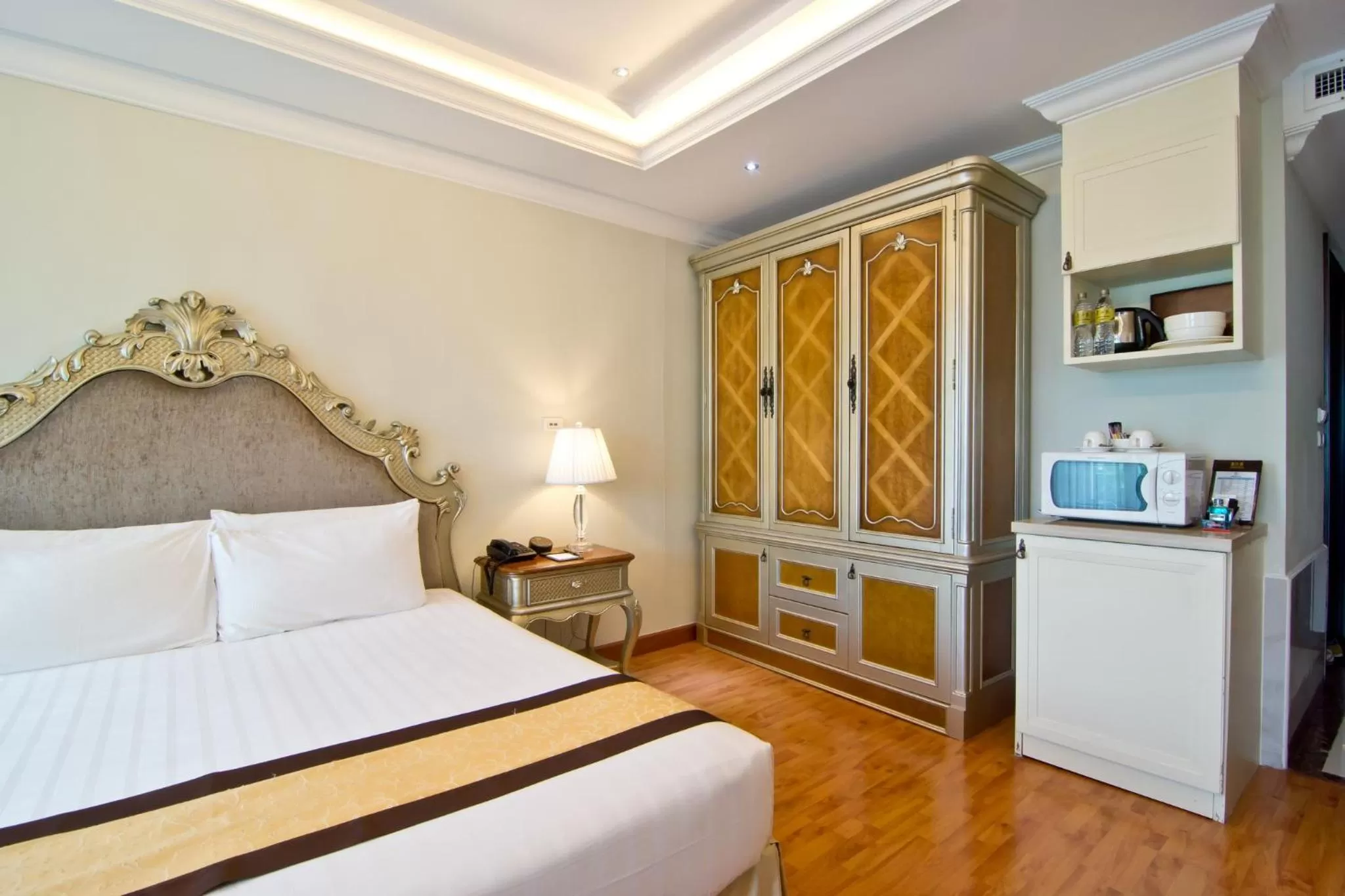 Photo of the whole room, Bed in LK The Empress