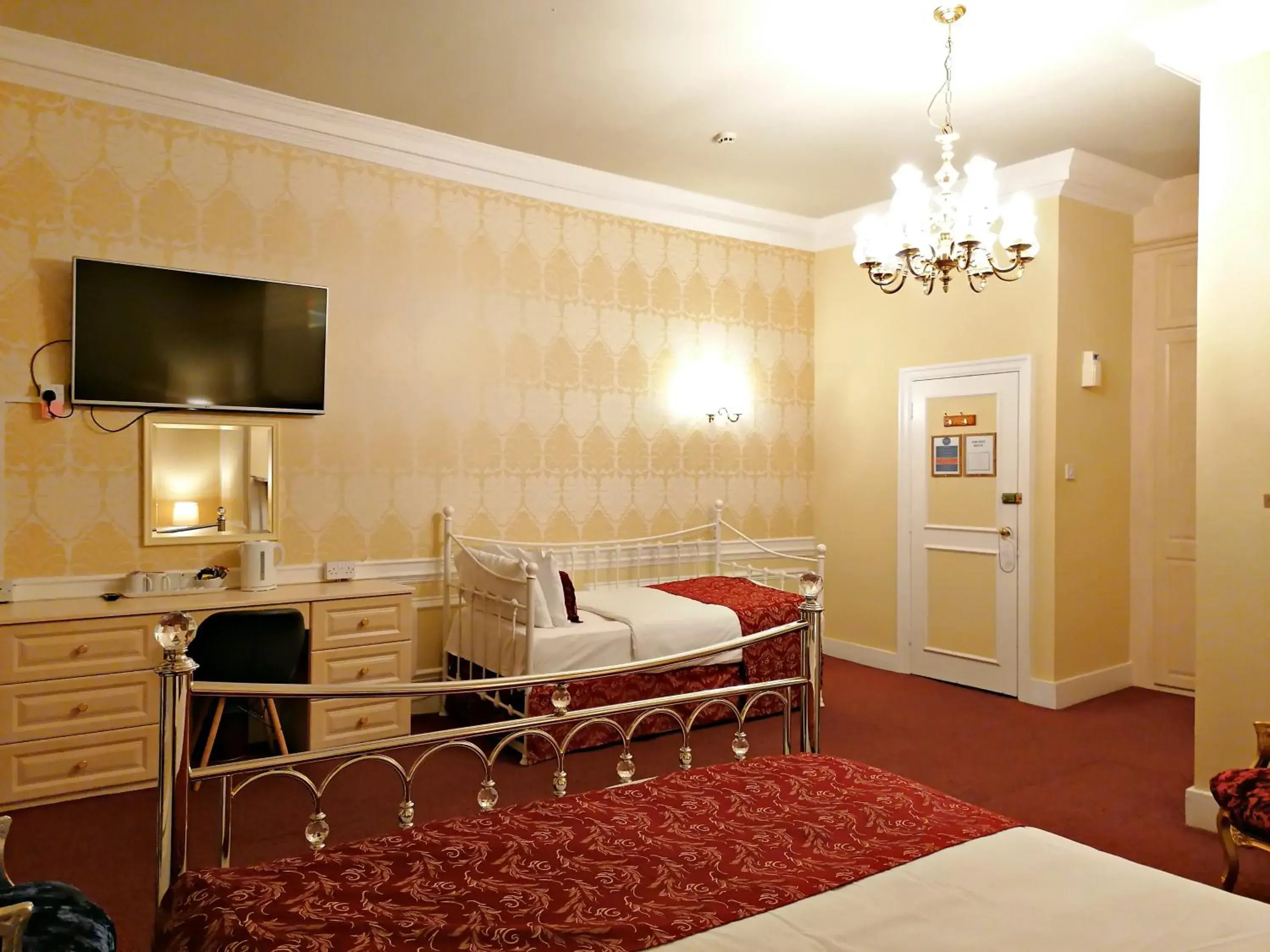 Bedroom, TV/Entertainment Center in The Gordon House Hotel