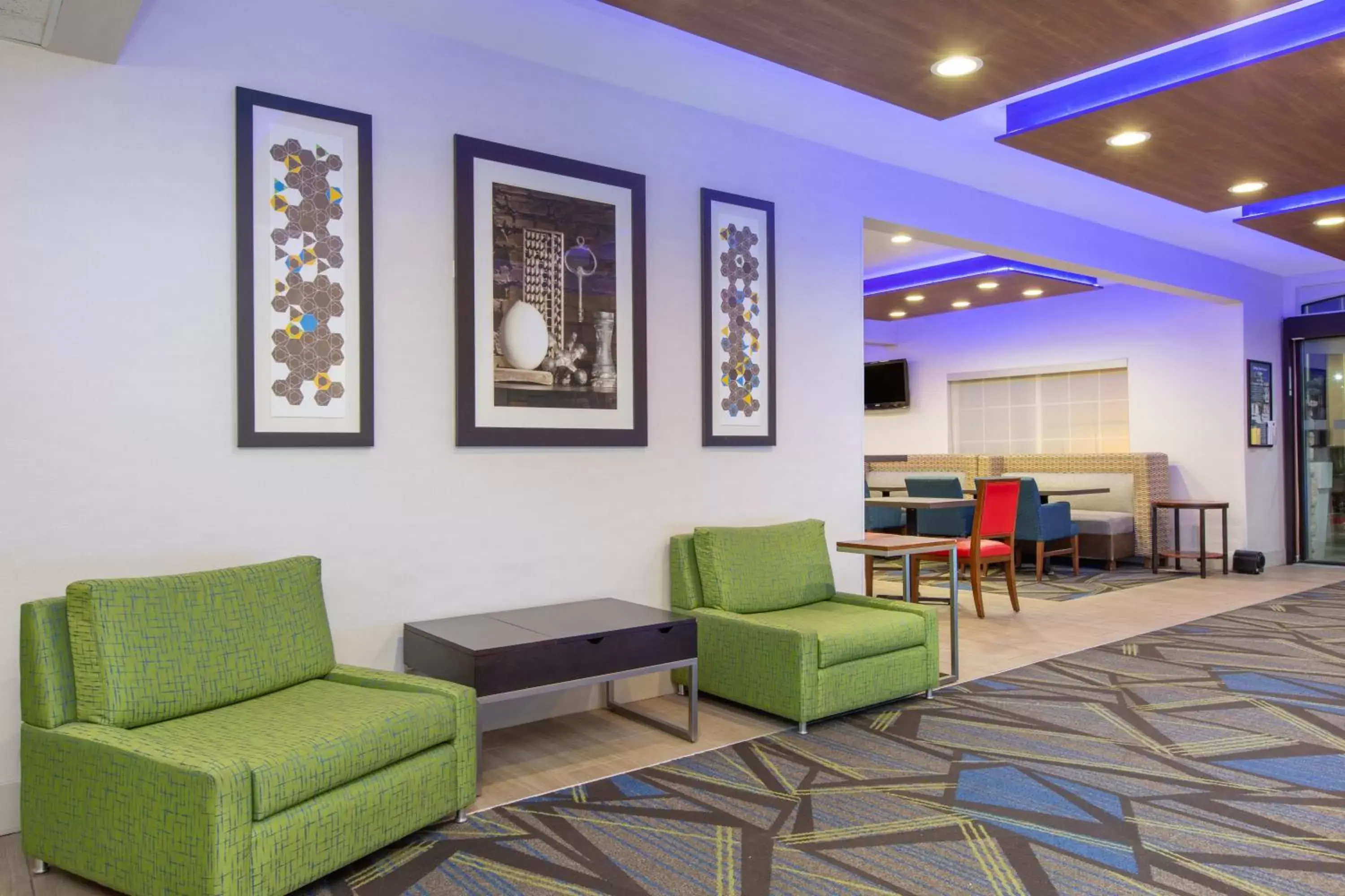 Property building, Seating Area in Holiday Inn Express Hotel & Suites Bishop, an IHG Hotel