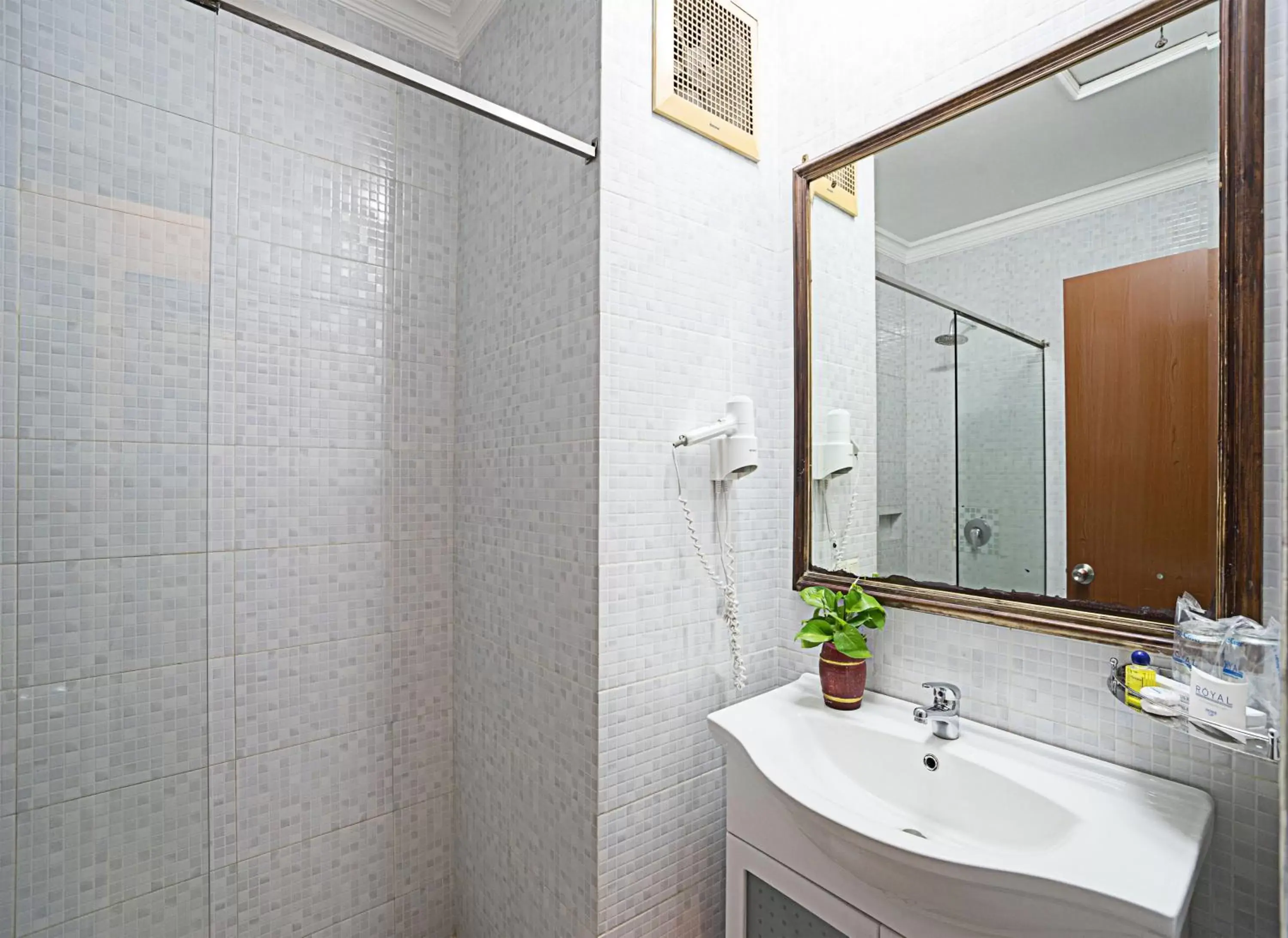 Bathroom in Royal Orchids Garden Hotel & Condominium