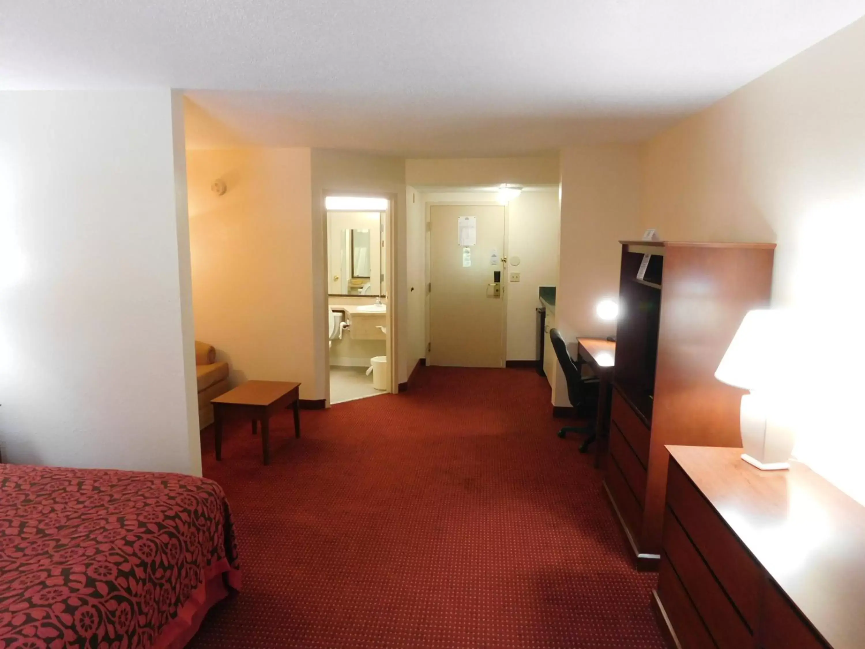 Photo of the whole room, Room Photo in Days Inn & Suites by Wyndham Cedar Rapids