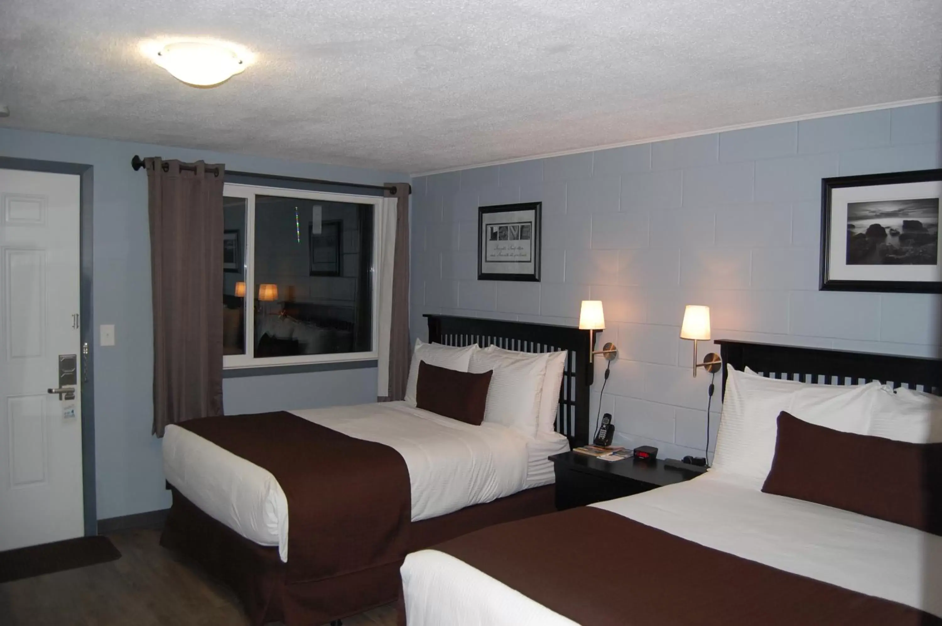 Photo of the whole room, Bed in Rest Inn