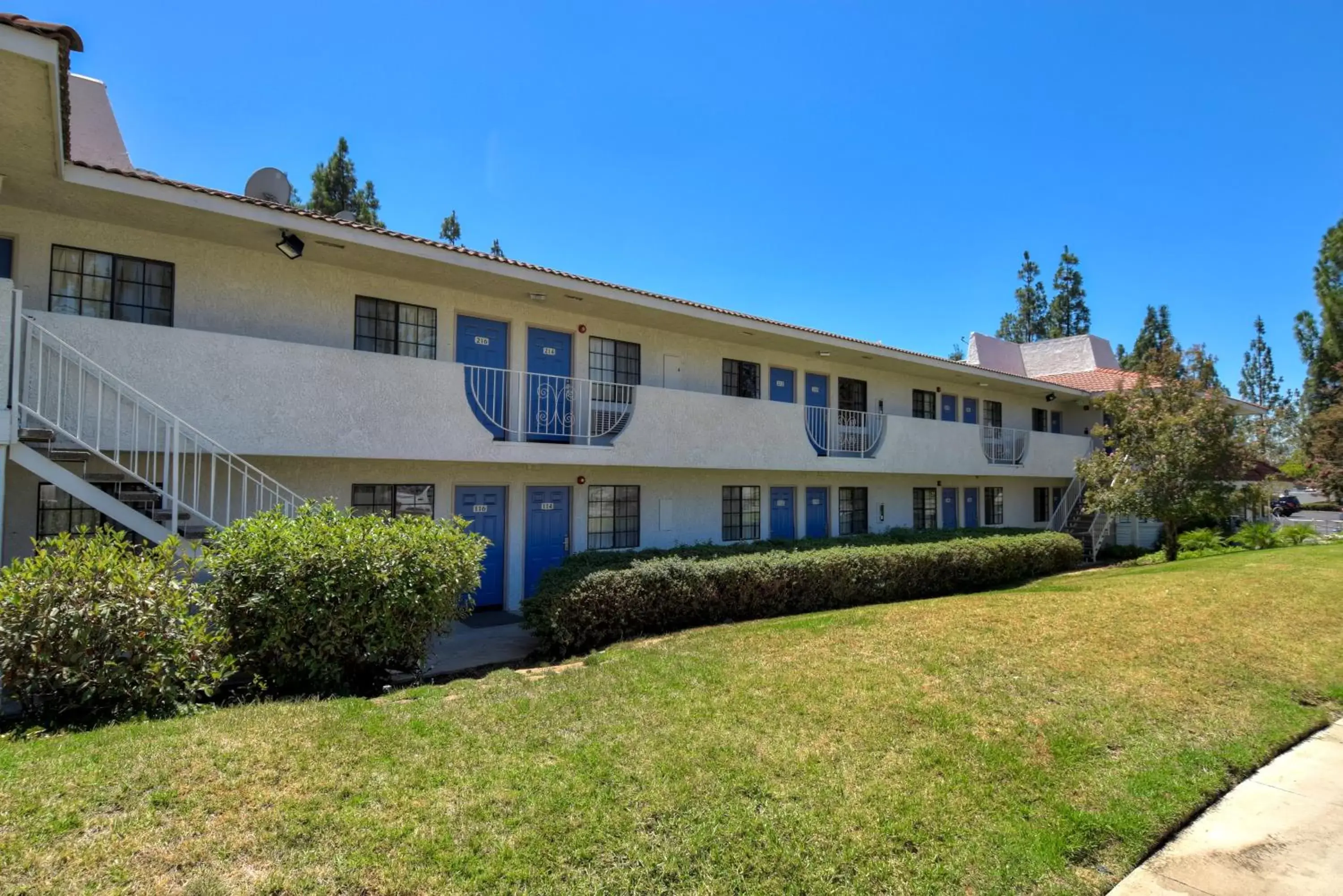 Facade/entrance, Property Building in Motel 6-San Dimas, CA - Los Angeles