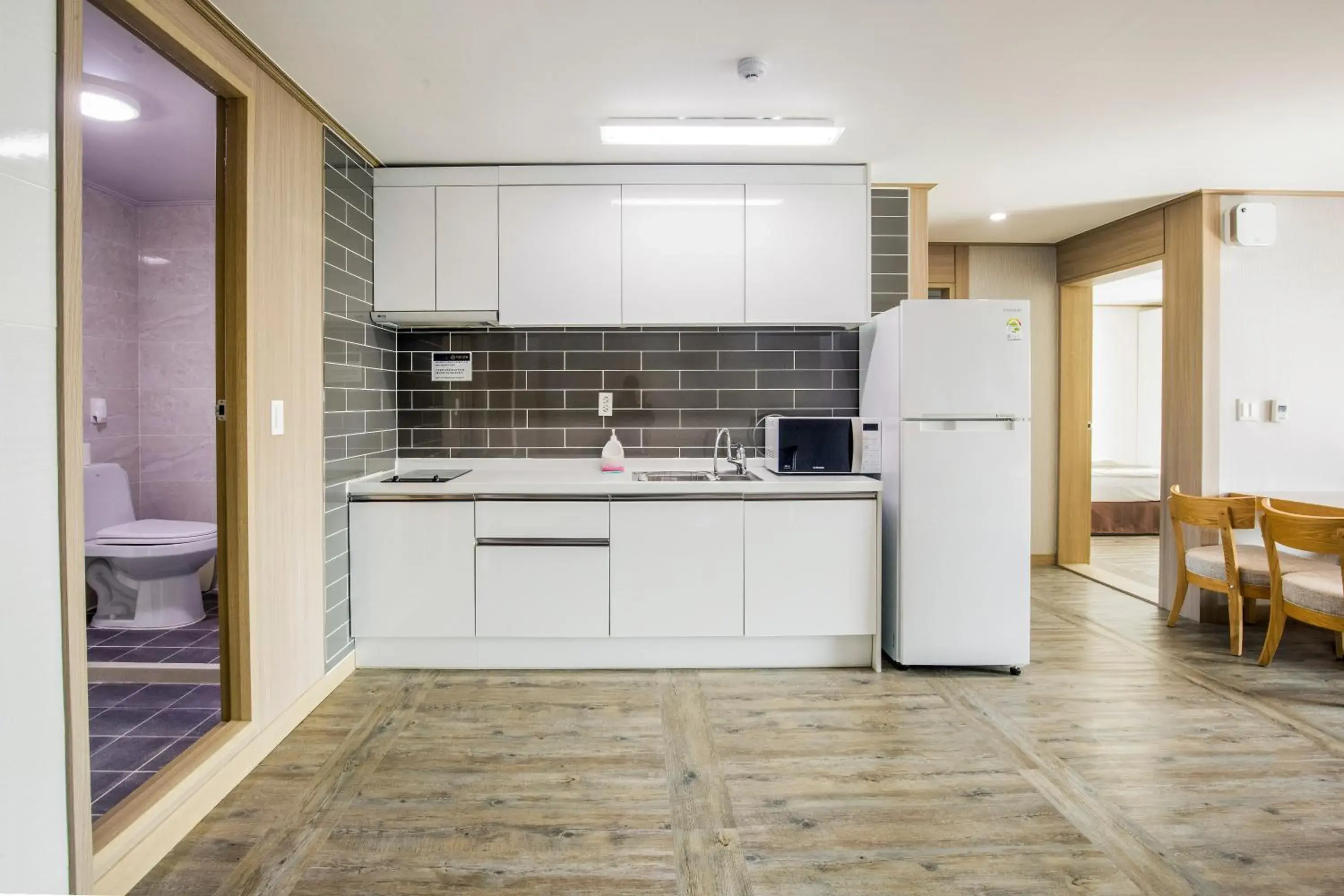 Toilet, Kitchen/Kitchenette in Suandsu Hotel