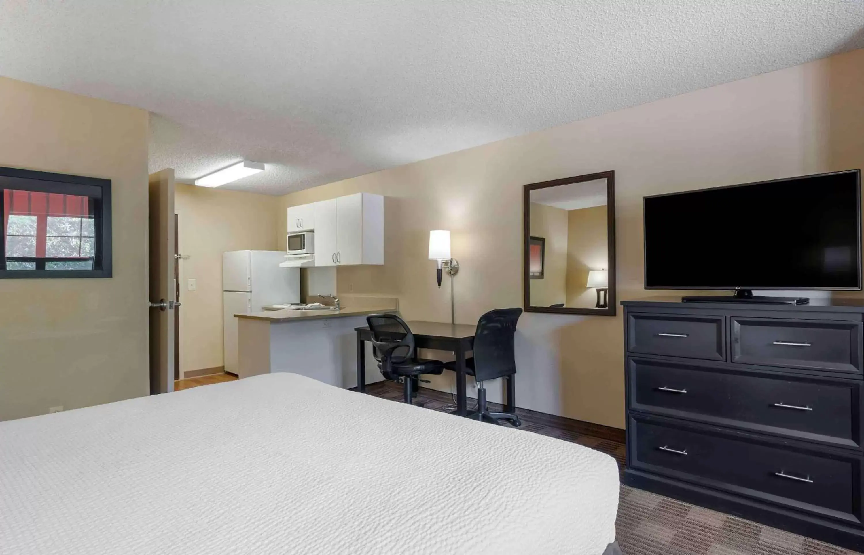 Bedroom, TV/Entertainment Center in Extended Stay America Suites - Santa Barbara - Calle Real